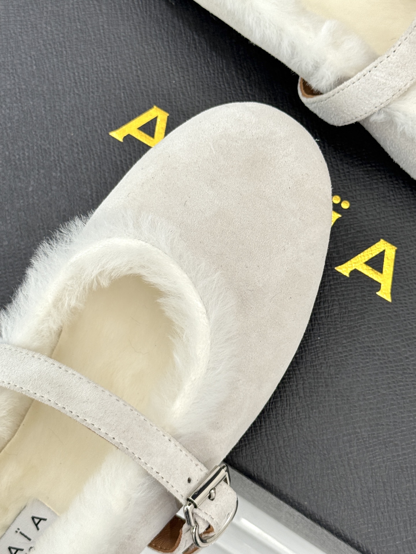 ALAIA｜阿莱亚25WF新品玛丽珍毛毛鞋当凛冽的寒风宣告冬日的到来一双温暖又时髦的鞋子就成了时尚达人们