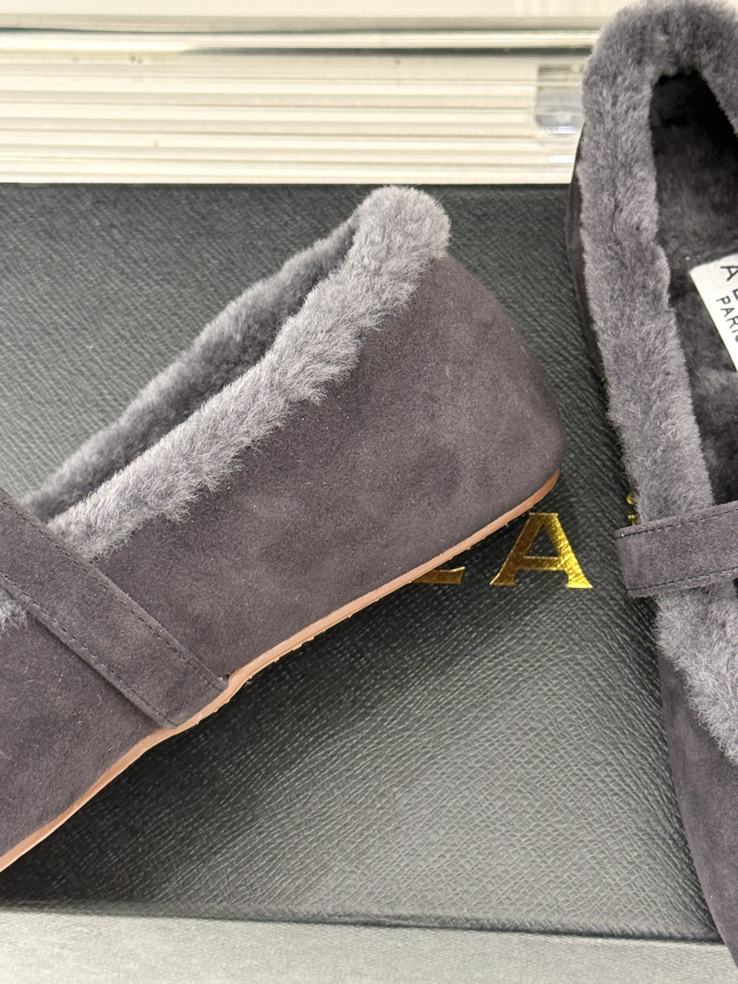 ALAIA｜阿莱亚25WF新品玛丽珍毛毛鞋当凛冽的寒风宣告冬日的到来一双温暖又时髦的鞋子就成了时尚达人们