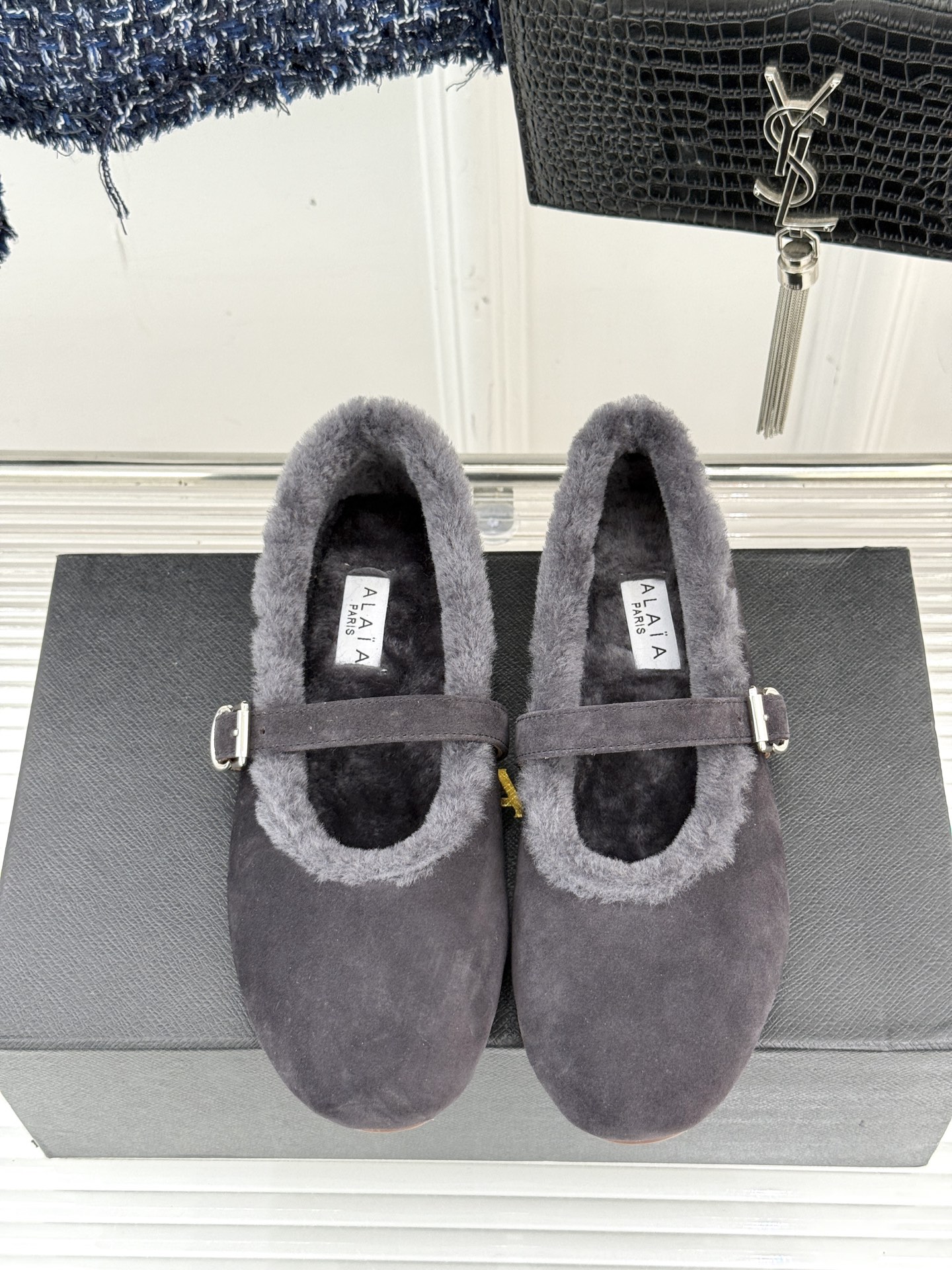 ALAIA｜阿莱亚25WF新品玛丽珍毛毛鞋当凛冽的寒风宣告冬日的到来一双温暖又时髦的鞋子就成了时尚达人们