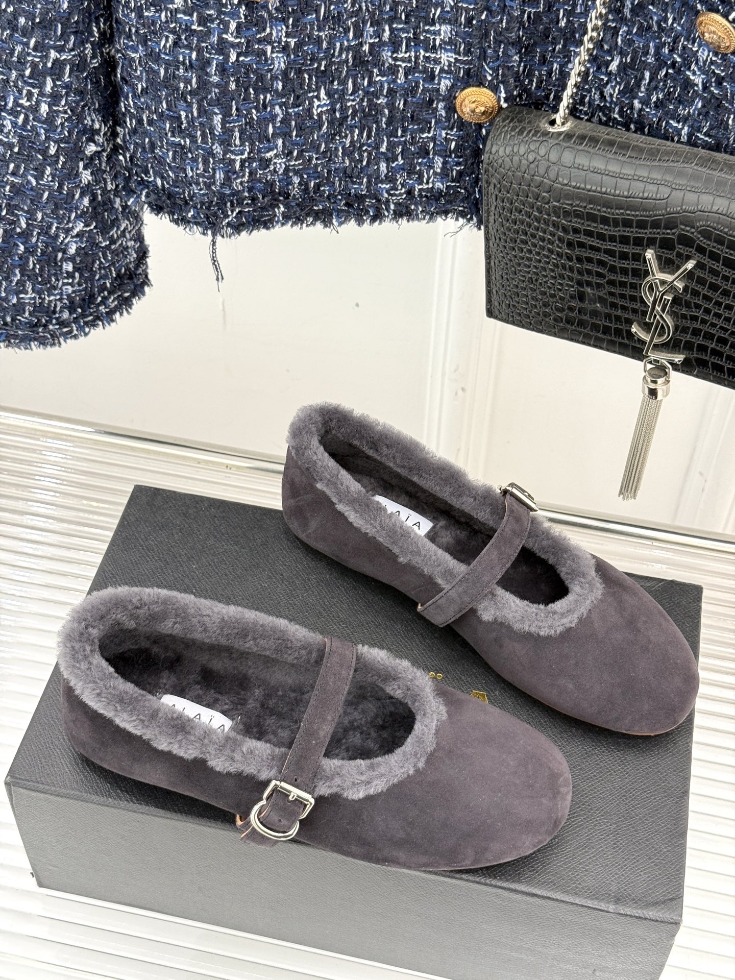 ALAIA｜阿莱亚25WF新品玛丽珍毛毛鞋当凛冽的寒风宣告冬日的到来一双温暖又时髦的鞋子就成了时尚达人们