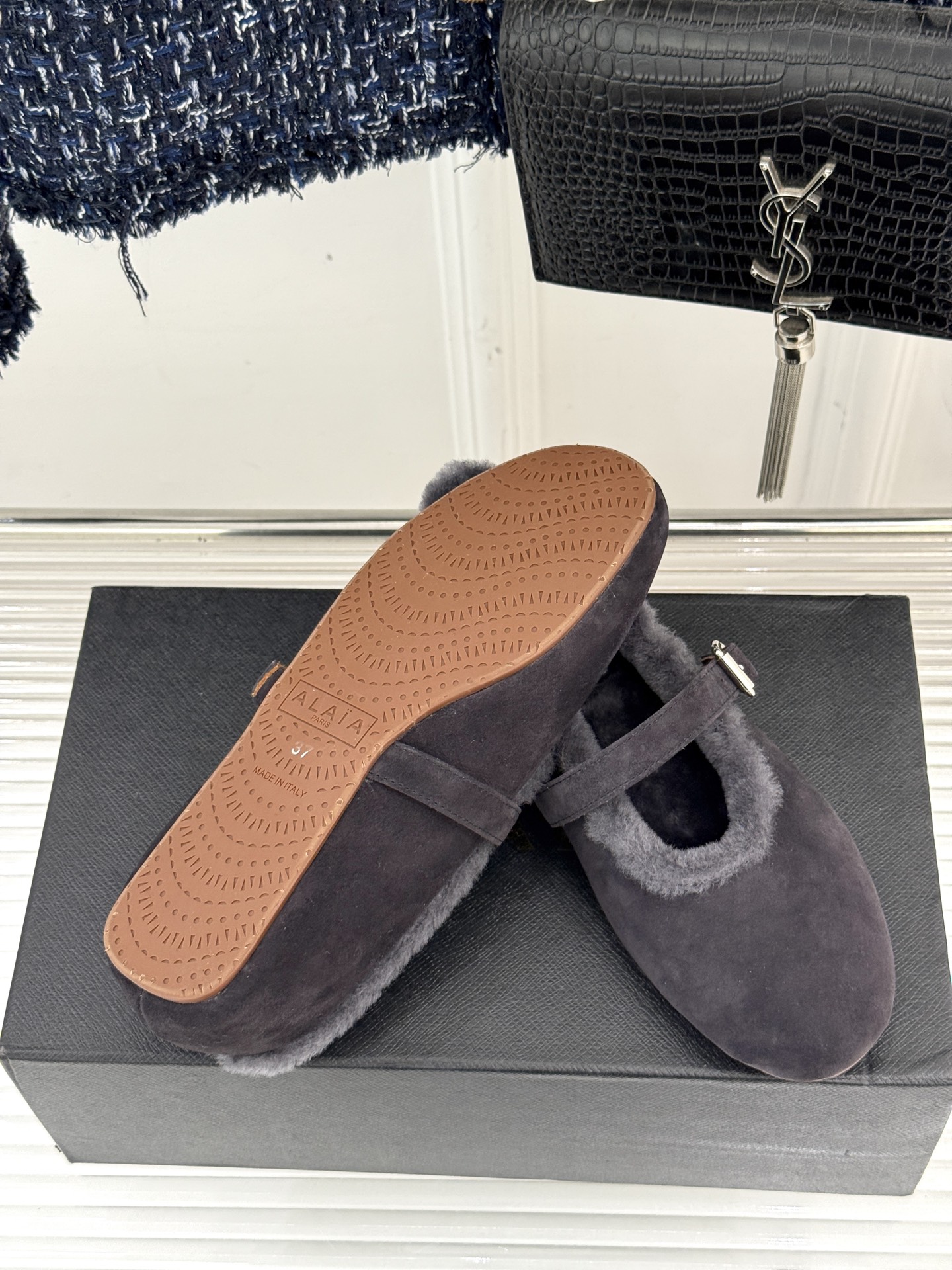ALAIA｜阿莱亚25WF新品玛丽珍毛毛鞋当凛冽的寒风宣告冬日的到来一双温暖又时髦的鞋子就成了时尚达人们