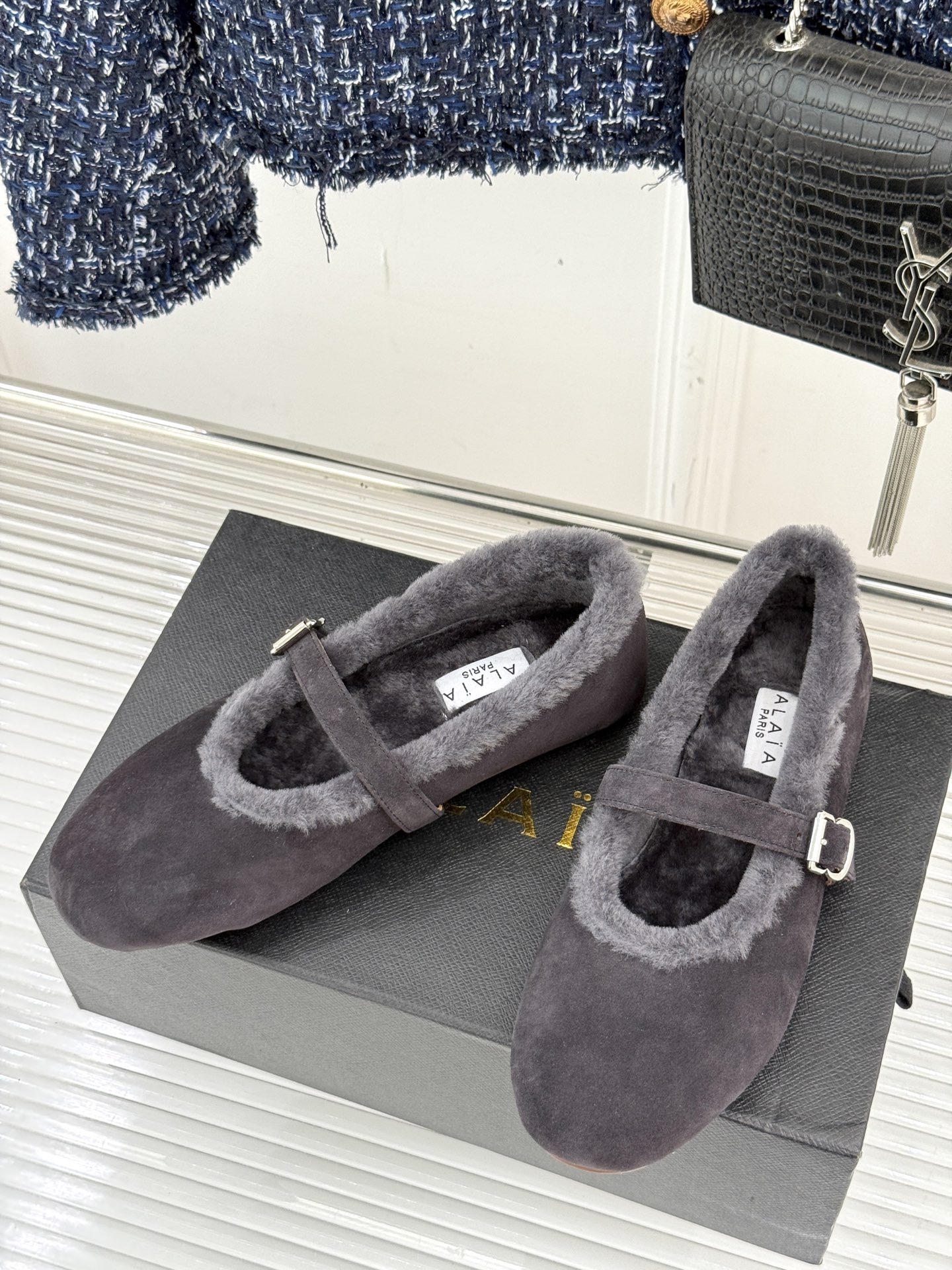 ALAIA｜阿莱亚25WF新品玛丽珍毛毛鞋当凛冽的寒风宣告冬日的到来一双温暖又时髦的鞋子就成了时尚达人们