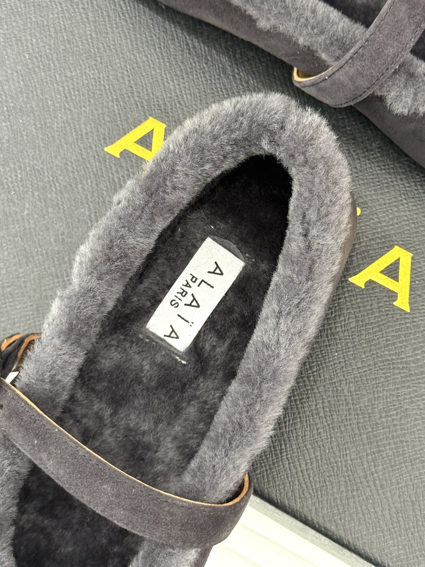 ALAIA｜阿莱亚25WF新品玛丽珍毛毛鞋当凛冽的寒风宣告冬日的到来一双温暖又时髦的鞋子就成了时尚达人们