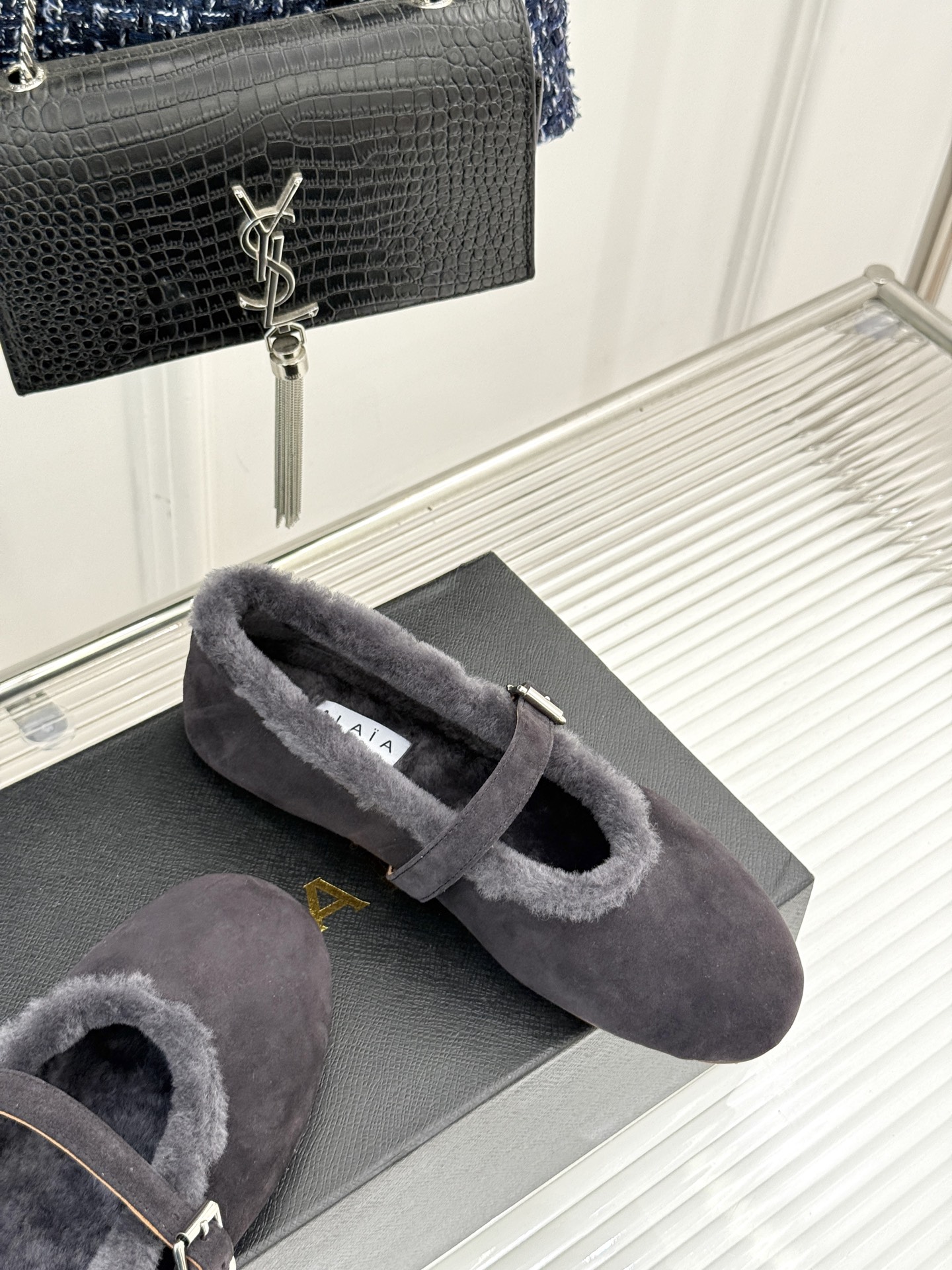 ALAIA｜阿莱亚25WF新品玛丽珍毛毛鞋当凛冽的寒风宣告冬日的到来一双温暖又时髦的鞋子就成了时尚达人们