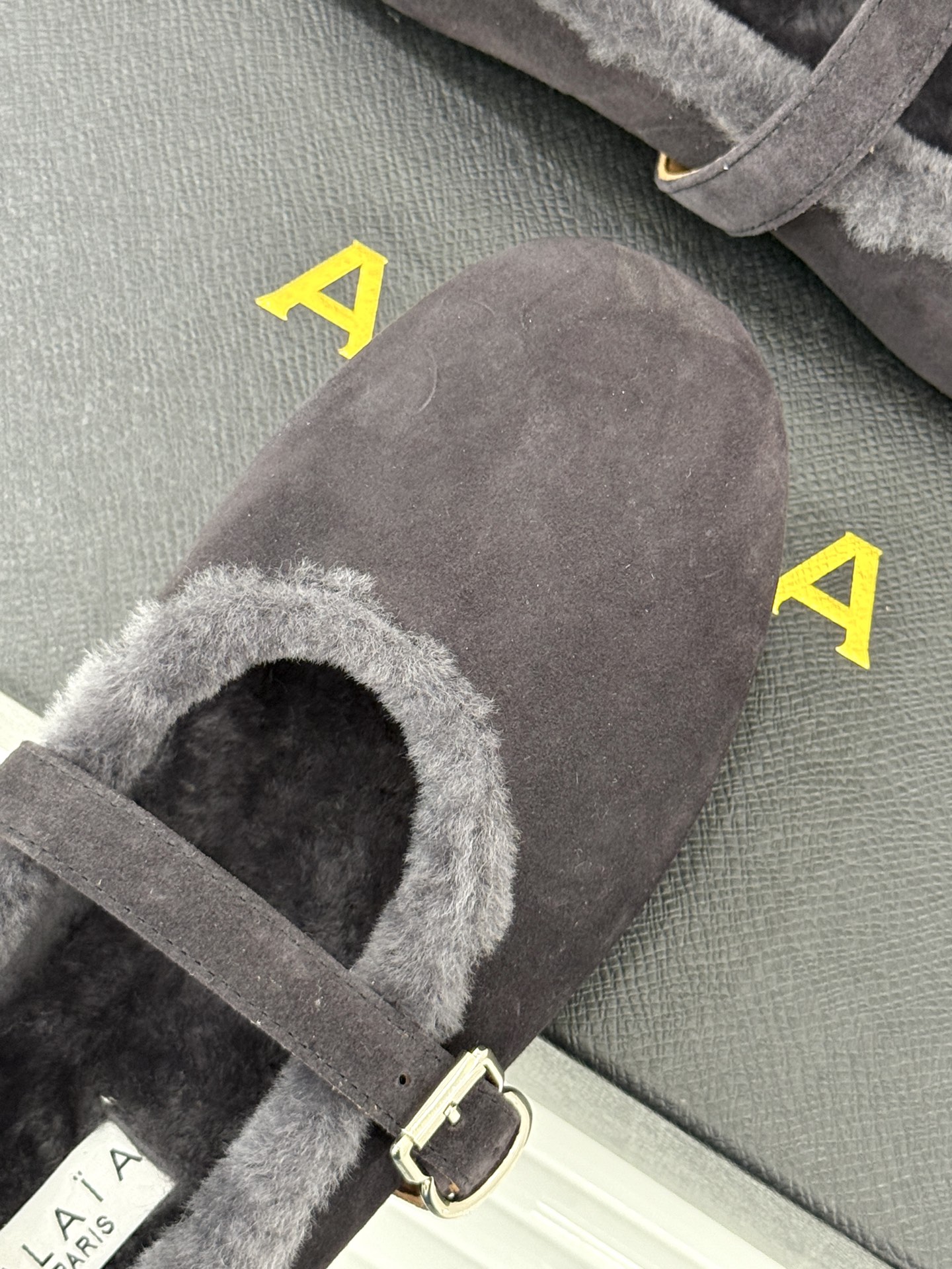 ALAIA｜阿莱亚25WF新品玛丽珍毛毛鞋当凛冽的寒风宣告冬日的到来一双温暖又时髦的鞋子就成了时尚达人们