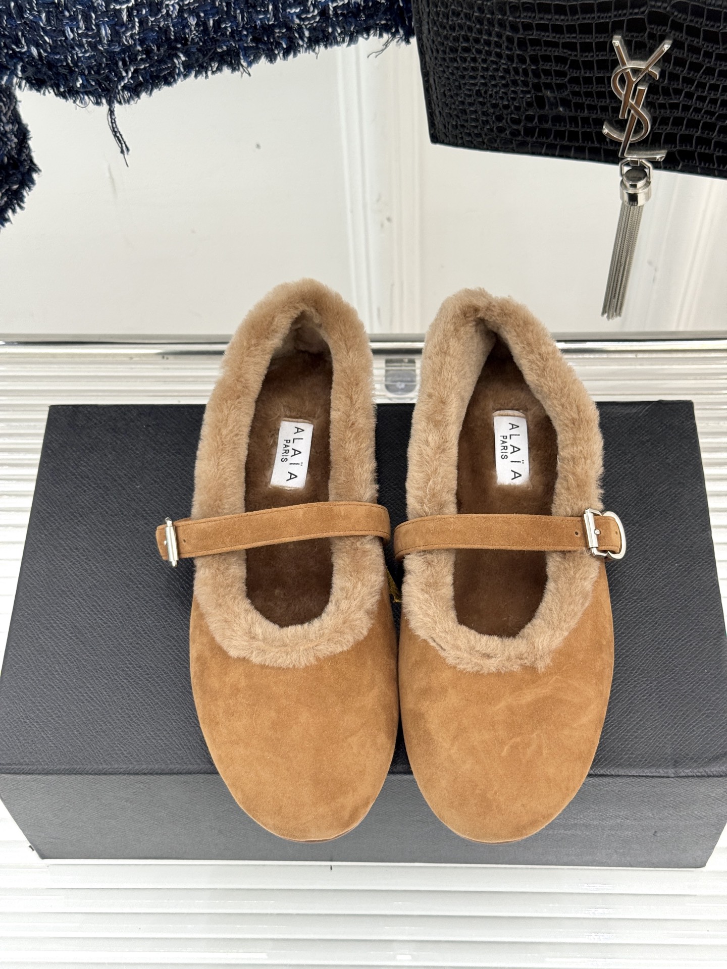 ALAIA｜阿莱亚25WF新品玛丽珍毛毛鞋当凛冽的寒风宣告冬日的到来一双温暖又时髦的鞋子就成了时尚达人们