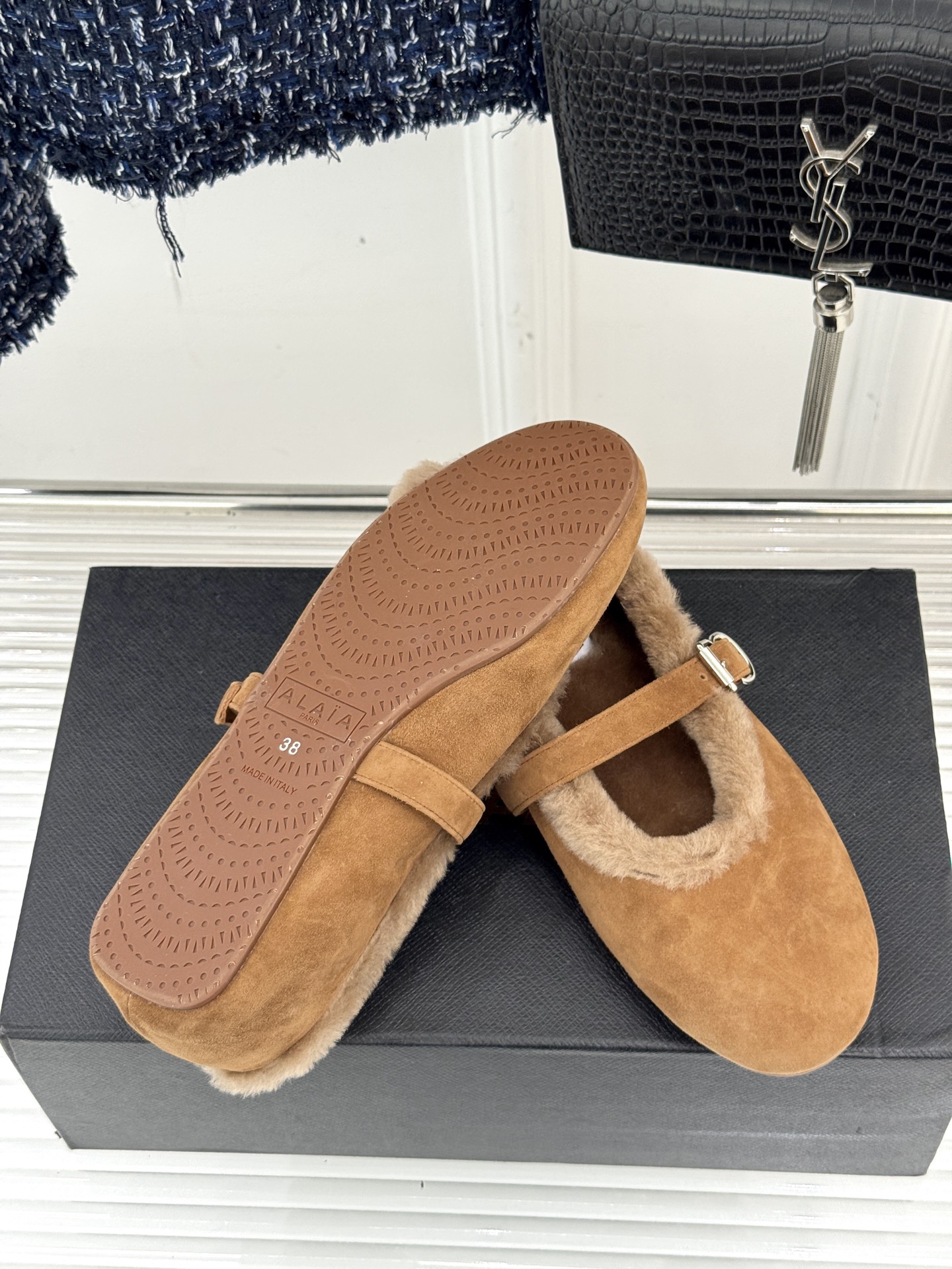 ALAIA｜阿莱亚25WF新品玛丽珍毛毛鞋当凛冽的寒风宣告冬日的到来一双温暖又时髦的鞋子就成了时尚达人们