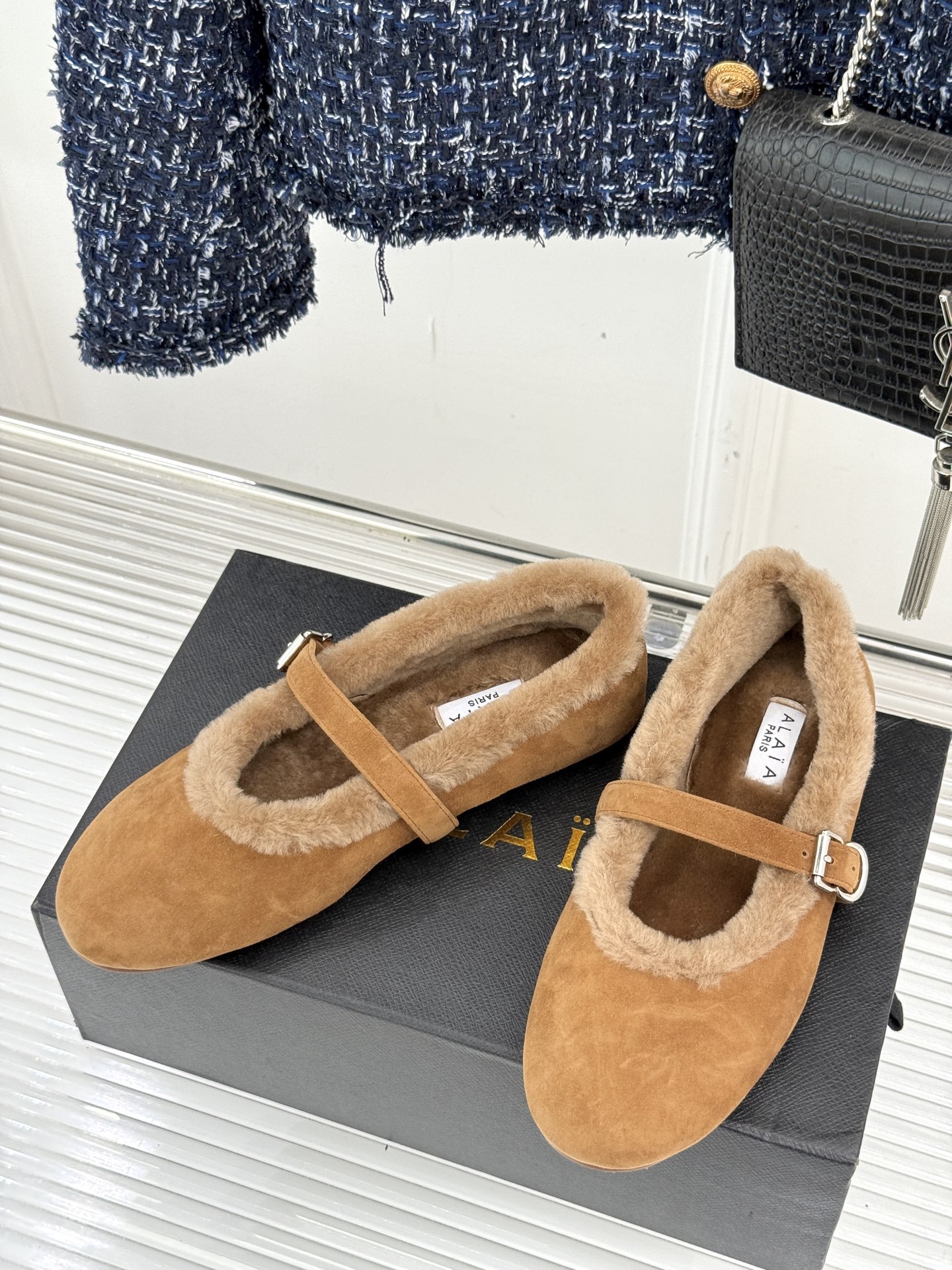 ALAIA｜阿莱亚25WF新品玛丽珍毛毛鞋当凛冽的寒风宣告冬日的到来一双温暖又时髦的鞋子就成了时尚达人们