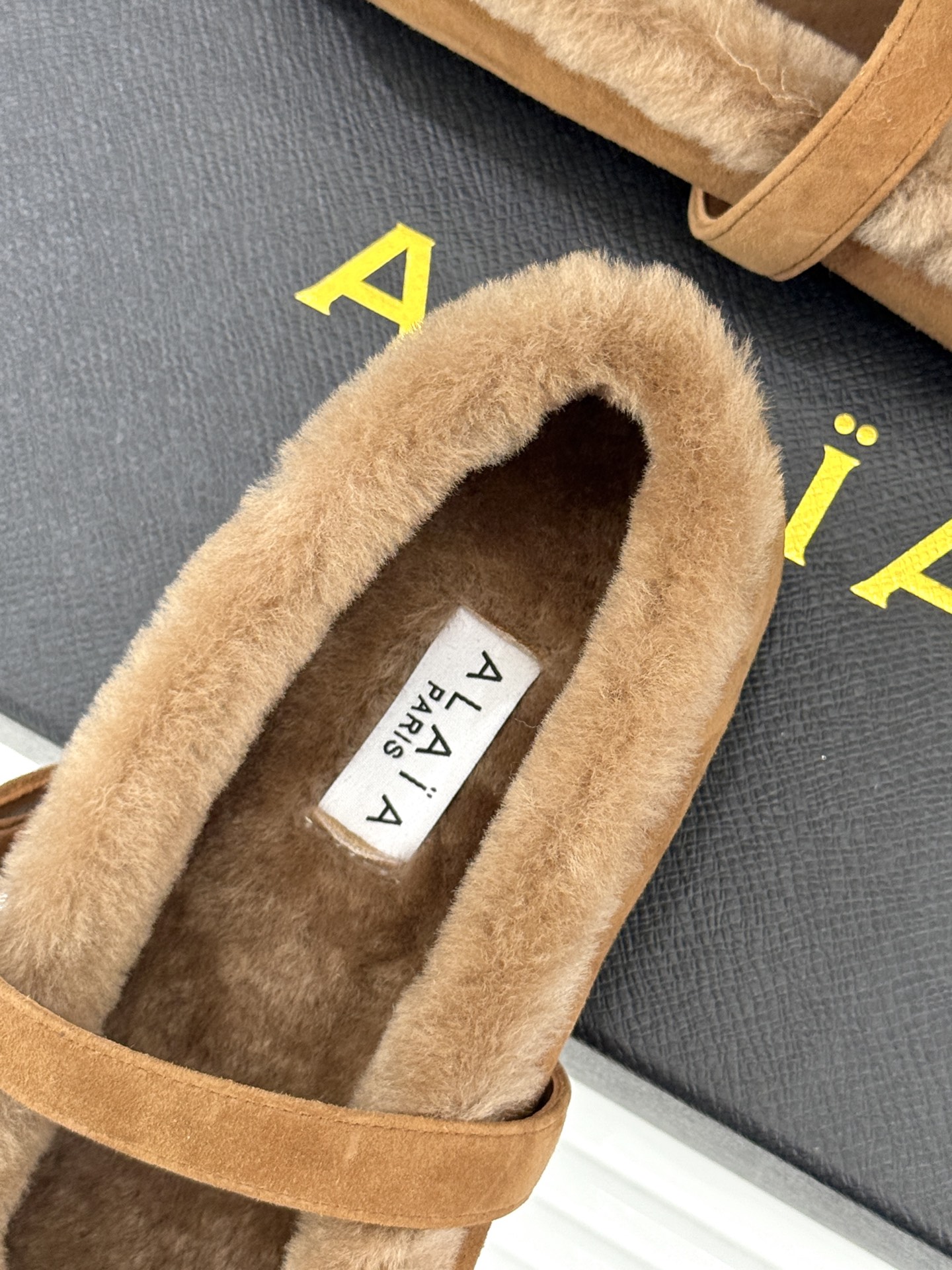 ALAIA｜阿莱亚25WF新品玛丽珍毛毛鞋当凛冽的寒风宣告冬日的到来一双温暖又时髦的鞋子就成了时尚达人们