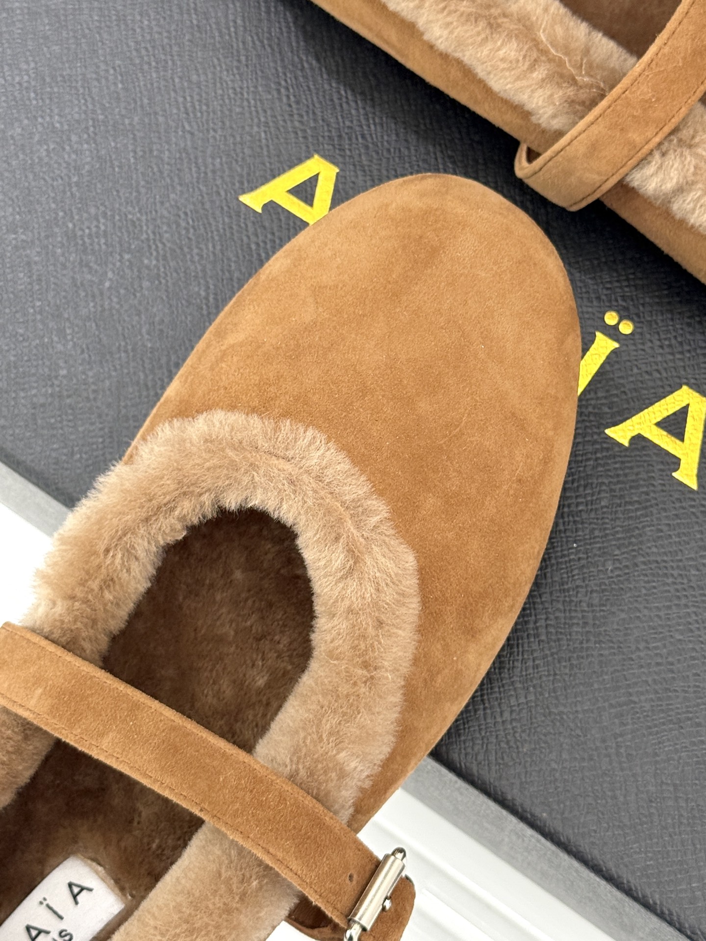 ALAIA｜阿莱亚25WF新品玛丽珍毛毛鞋当凛冽的寒风宣告冬日的到来一双温暖又时髦的鞋子就成了时尚达人们