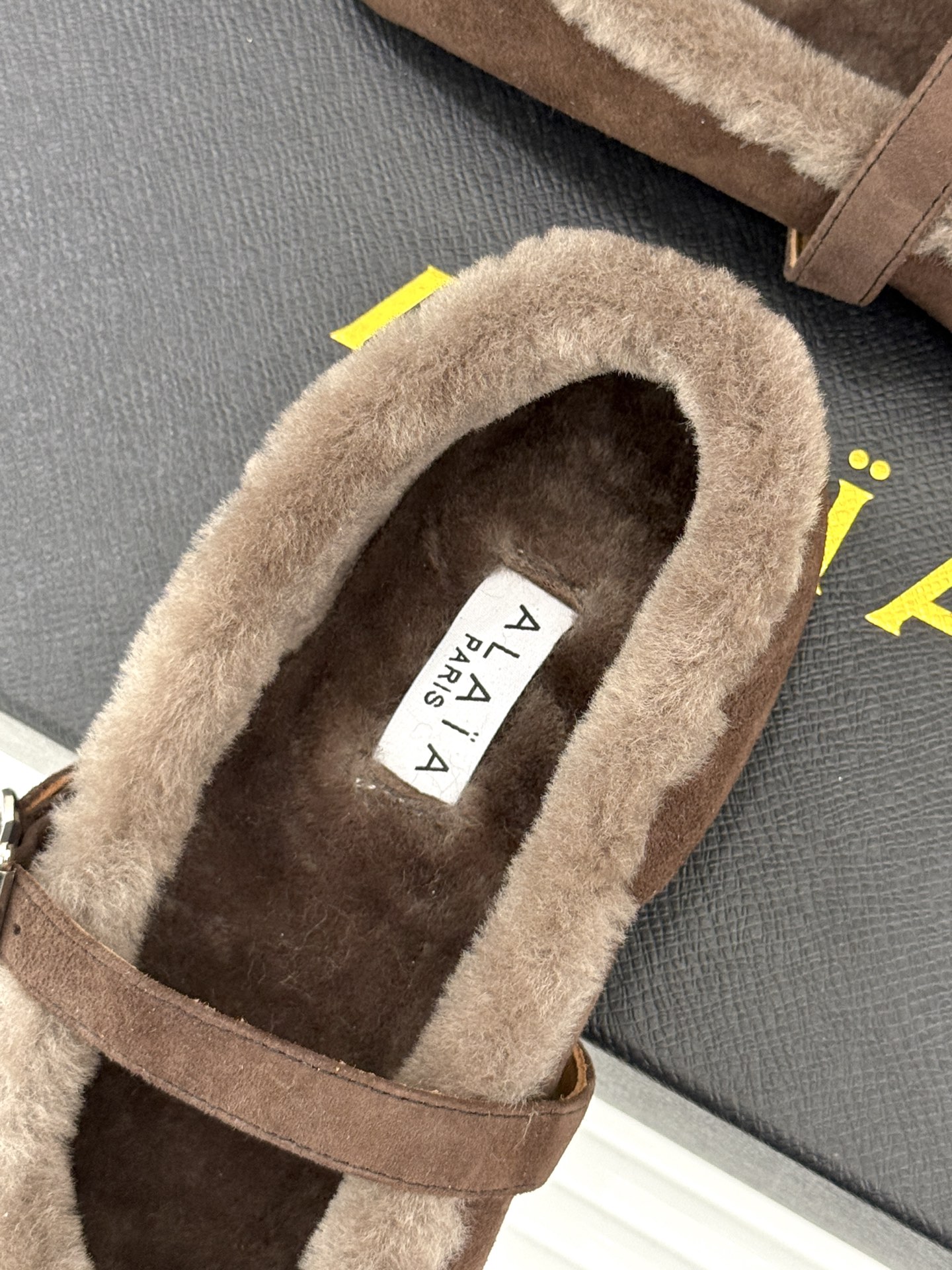ALAIA｜阿莱亚25WF新品玛丽珍毛毛鞋当凛冽的寒风宣告冬日的到来一双温暖又时髦的鞋子就成了时尚达人们