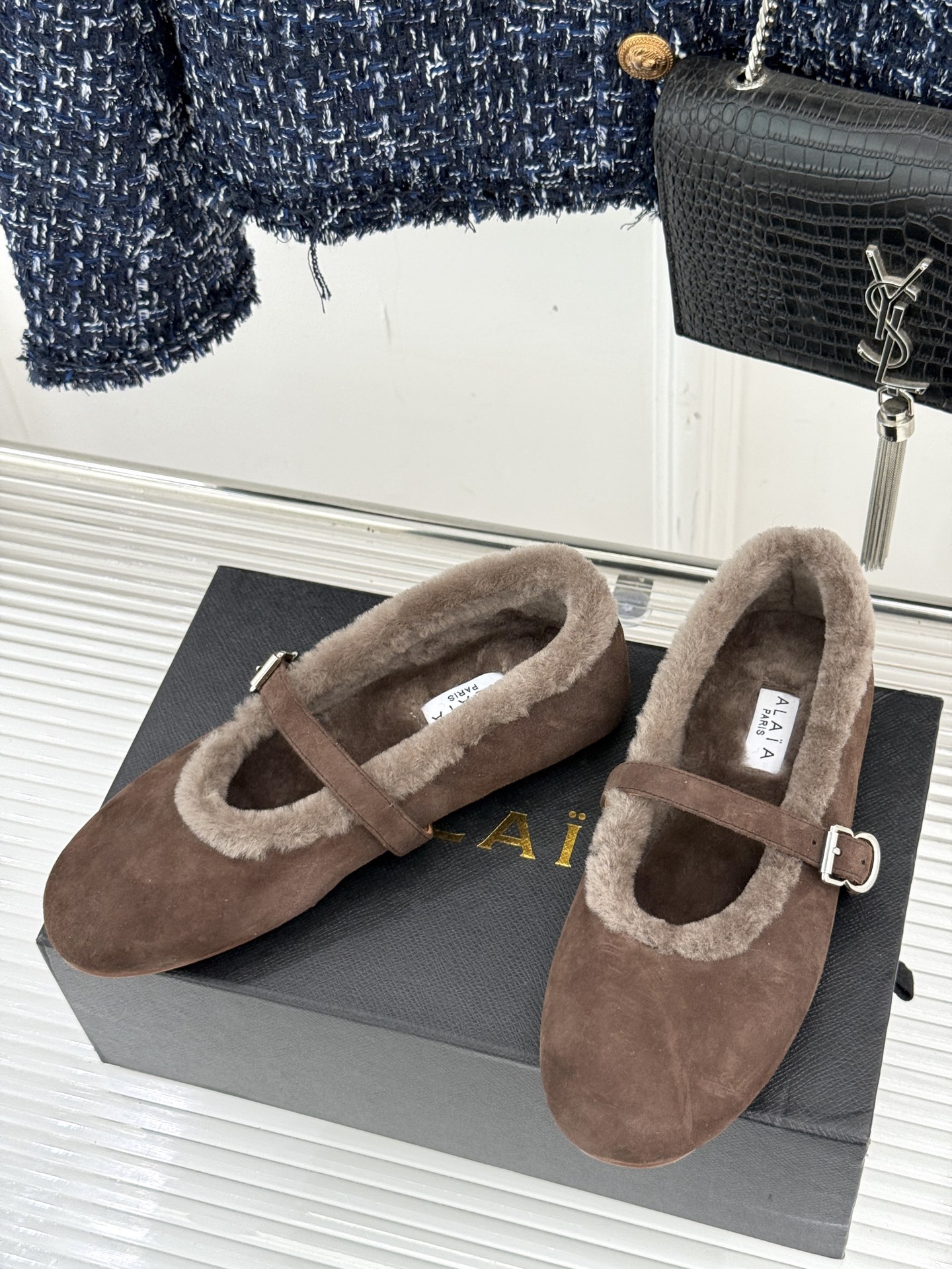 ALAIA｜阿莱亚25WF新品玛丽珍毛毛鞋当凛冽的寒风宣告冬日的到来一双温暖又时髦的鞋子就成了时尚达人们