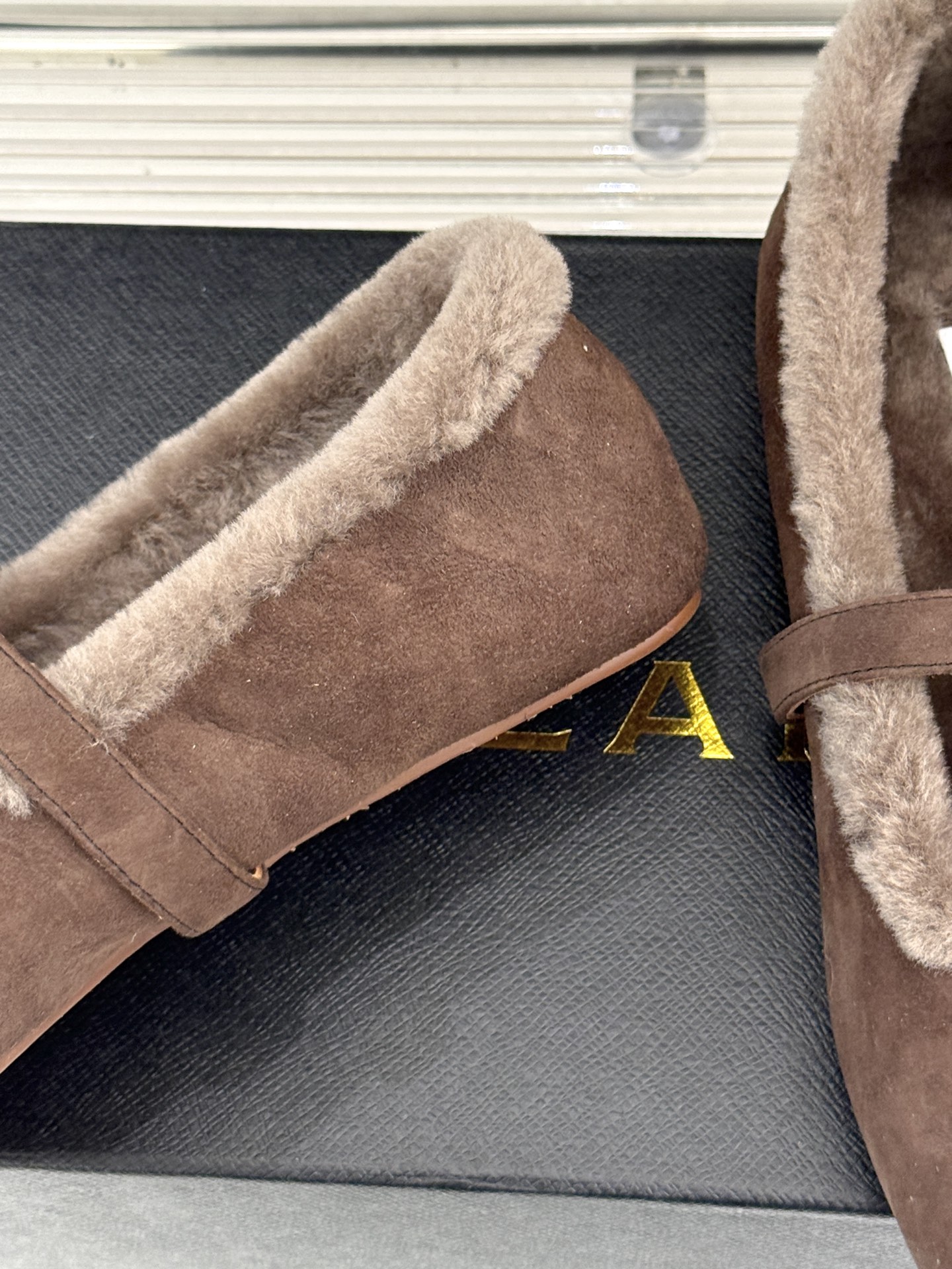 ALAIA｜阿莱亚25WF新品玛丽珍毛毛鞋当凛冽的寒风宣告冬日的到来一双温暖又时髦的鞋子就成了时尚达人们