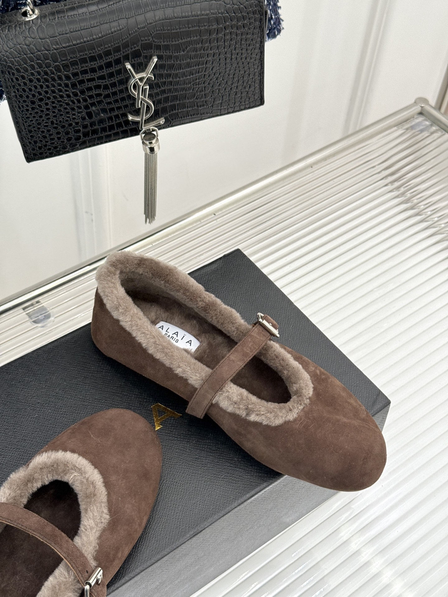 ALAIA｜阿莱亚25WF新品玛丽珍毛毛鞋当凛冽的寒风宣告冬日的到来一双温暖又时髦的鞋子就成了时尚达人们