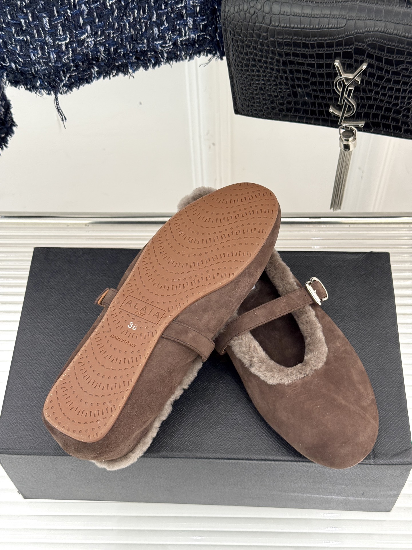 ALAIA｜阿莱亚25WF新品玛丽珍毛毛鞋当凛冽的寒风宣告冬日的到来一双温暖又时髦的鞋子就成了时尚达人们