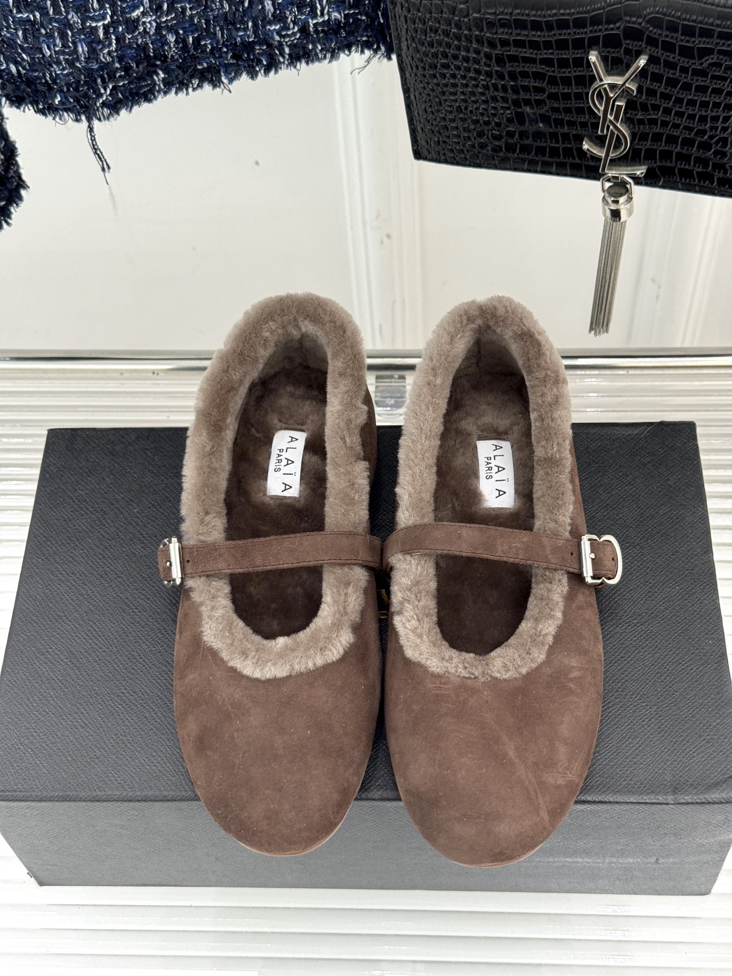 ALAIA｜阿莱亚25WF新品玛丽珍毛毛鞋当凛冽的寒风宣告冬日的到来一双温暖又时髦的鞋子就成了时尚达人们