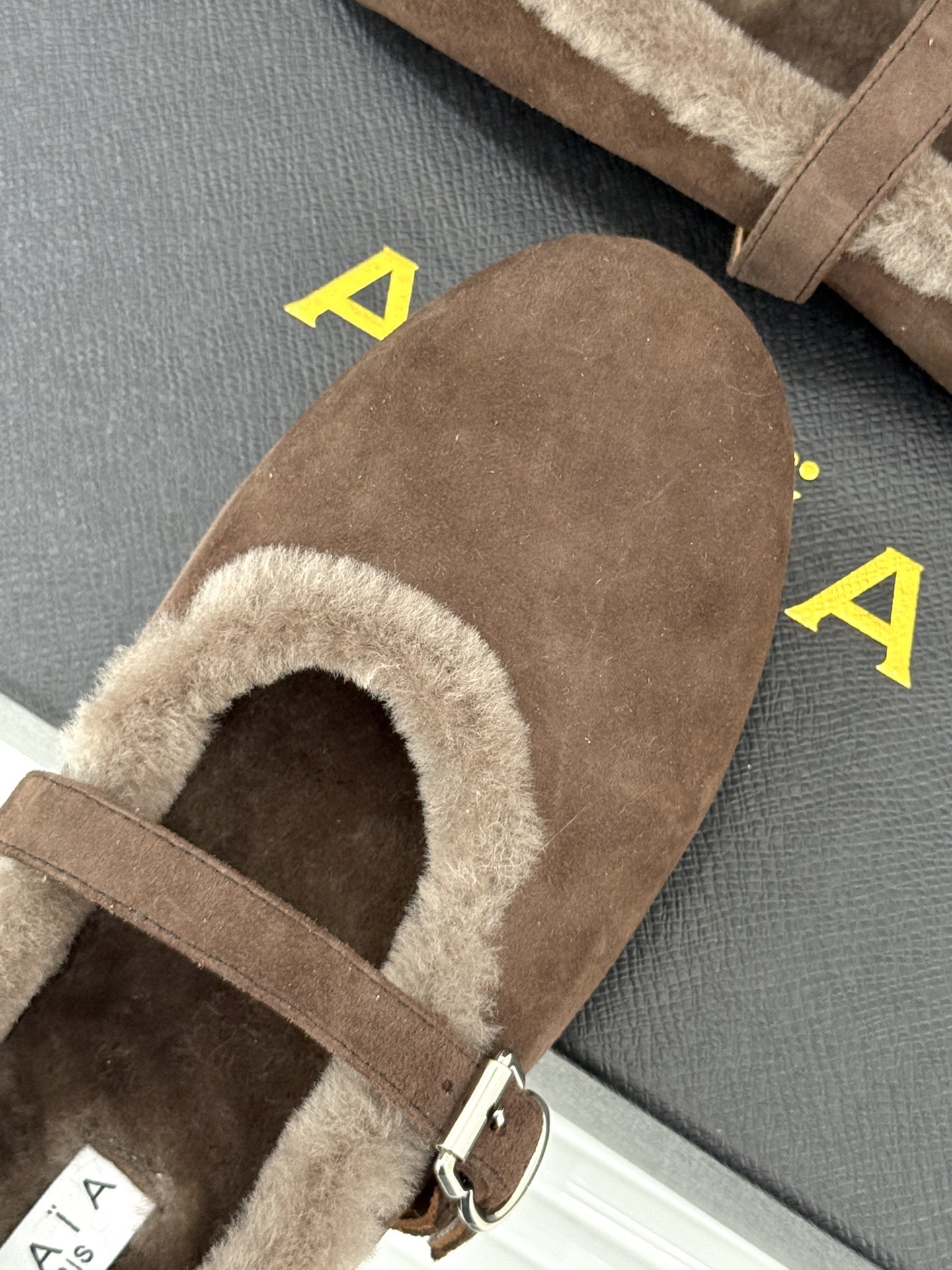 ALAIA｜阿莱亚25WF新品玛丽珍毛毛鞋当凛冽的寒风宣告冬日的到来一双温暖又时髦的鞋子就成了时尚达人们