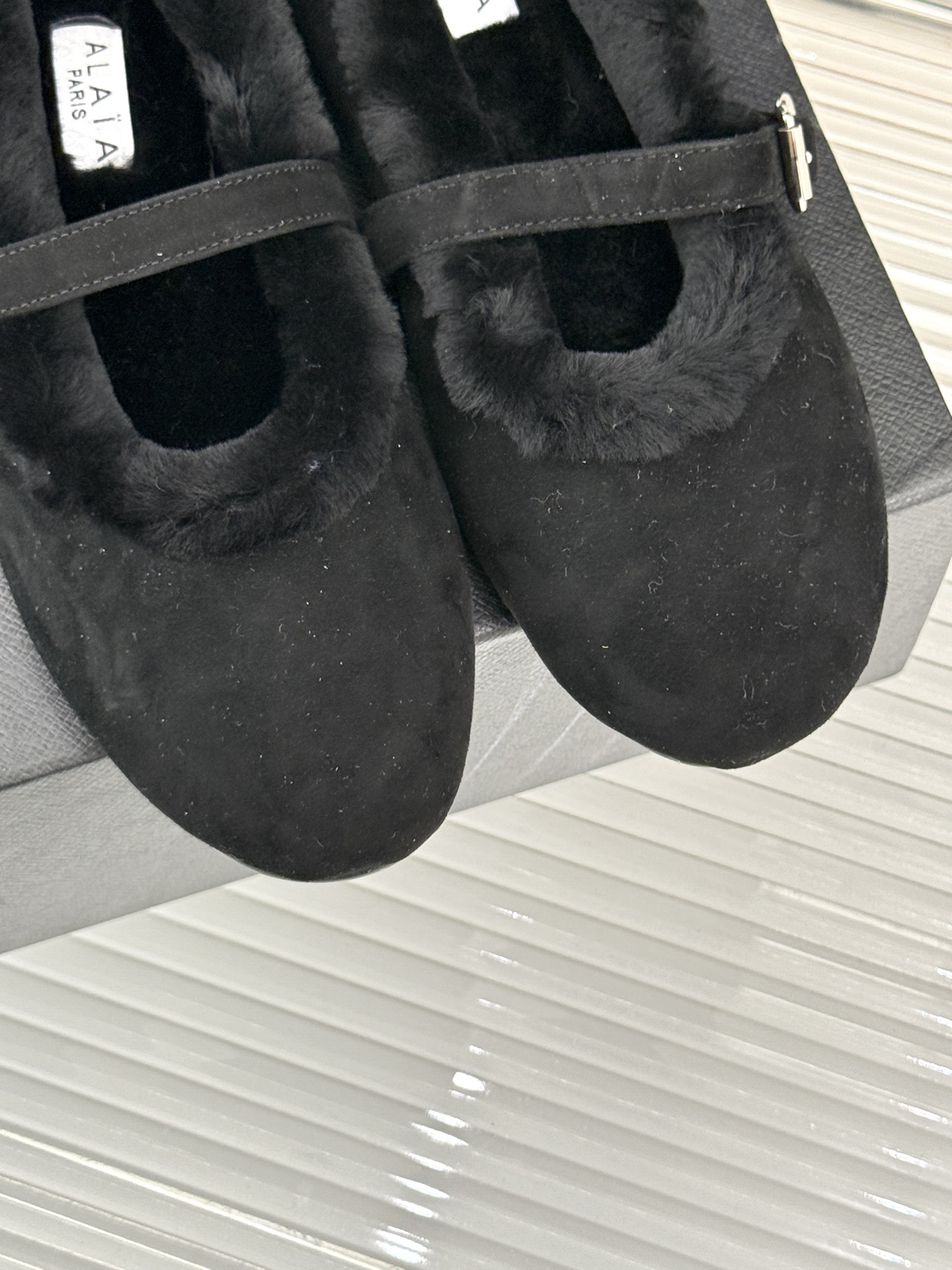 ALAIA|阿莱亚25WF新品玛丽珍毛毛鞋当凛冽的寒风宣告冬日的到来一双温暖又时髦的鞋子就成了时尚达人们