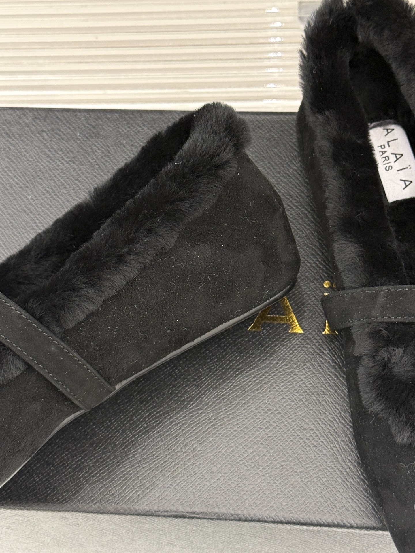 ALAIA|阿莱亚25WF新品玛丽珍毛毛鞋当凛冽的寒风宣告冬日的到来一双温暖又时髦的鞋子就成了时尚达人们