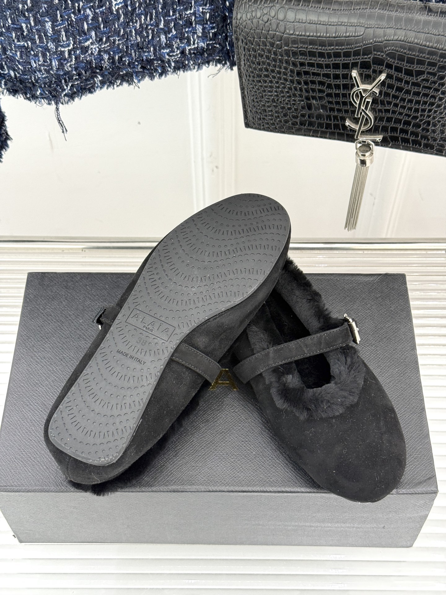ALAIA|阿莱亚25WF新品玛丽珍毛毛鞋当凛冽的寒风宣告冬日的到来一双温暖又时髦的鞋子就成了时尚达人们