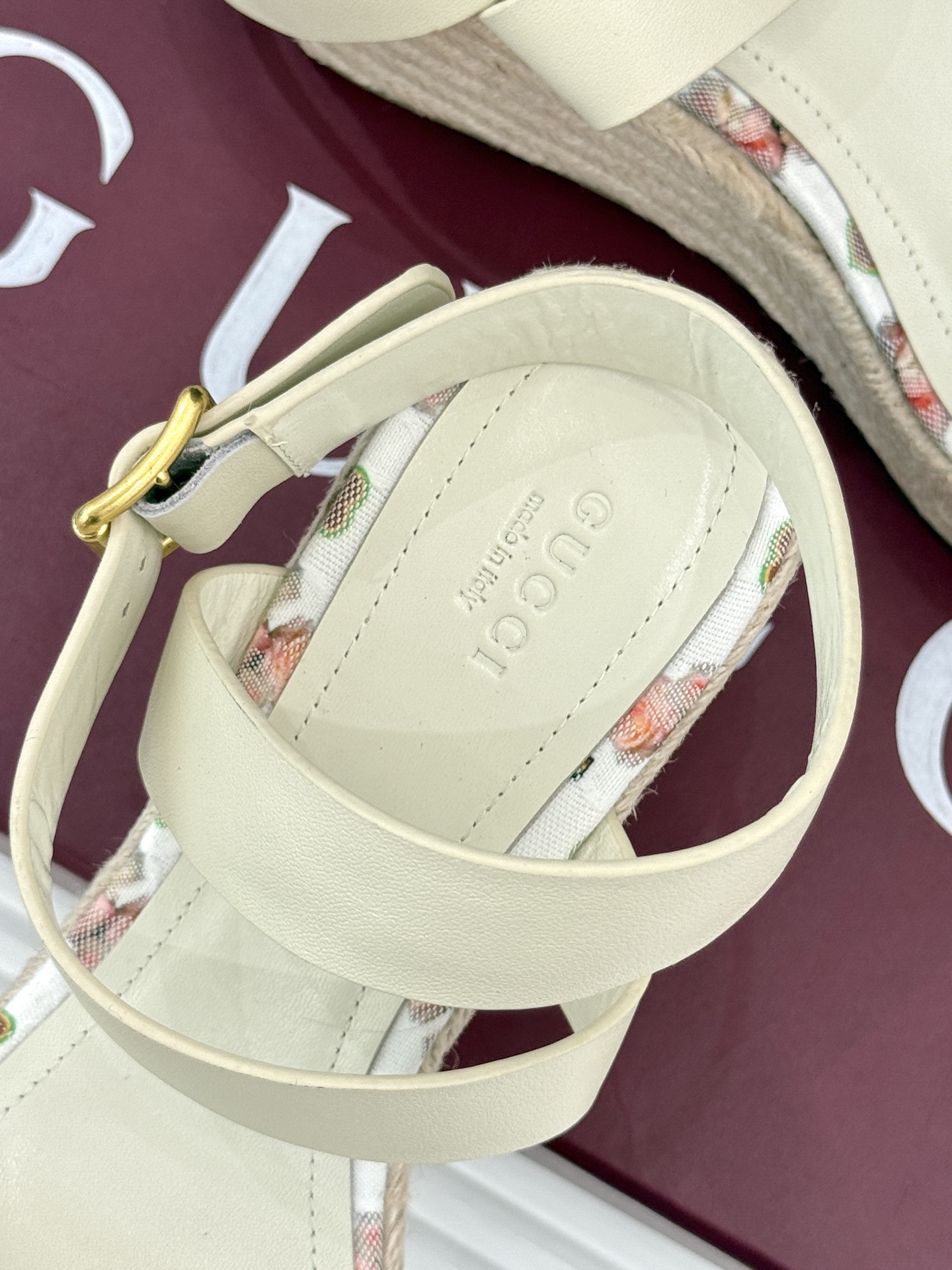 Gucci/古驰经典马衔扣坡跟凉鞋当G家标志性马衔扣 邂逅时髦坡跟一场华丽与舒适兼得的时尚盛宴就此开启。