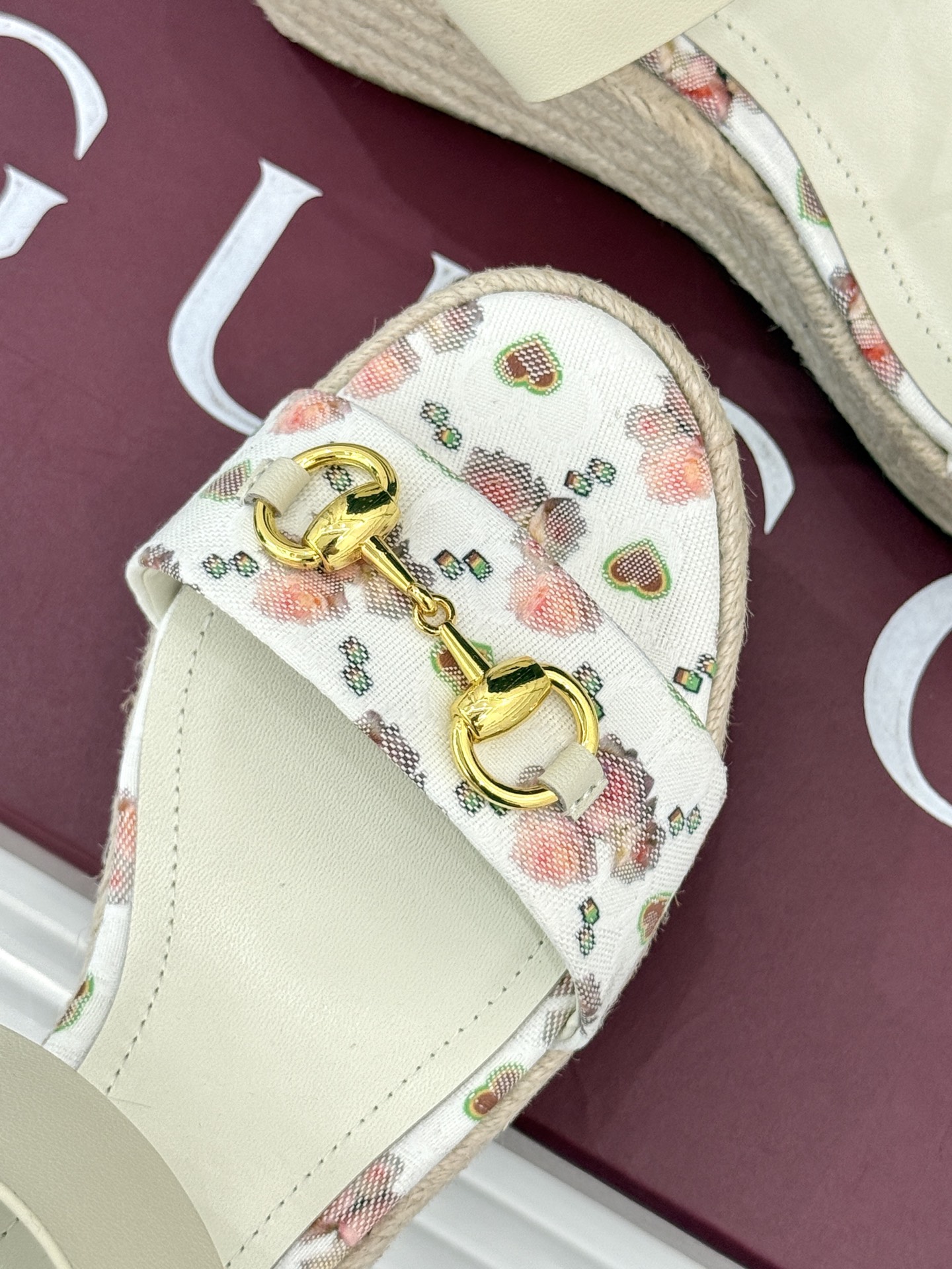 Gucci/古驰经典马衔扣坡跟凉鞋当G家标志性马衔扣 邂逅时髦坡跟一场华丽与舒适兼得的时尚盛宴就此开启。