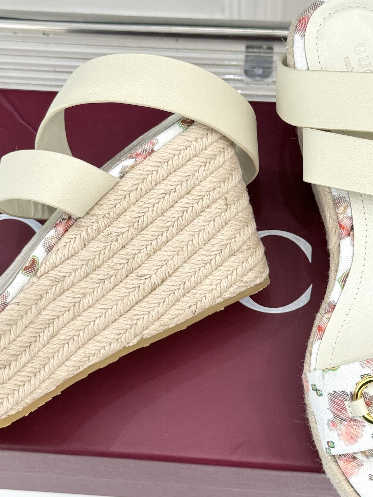 Gucci/古驰经典马衔扣坡跟凉鞋当G家标志性马衔扣 邂逅时髦坡跟一场华丽与舒适兼得的时尚盛宴就此开启。