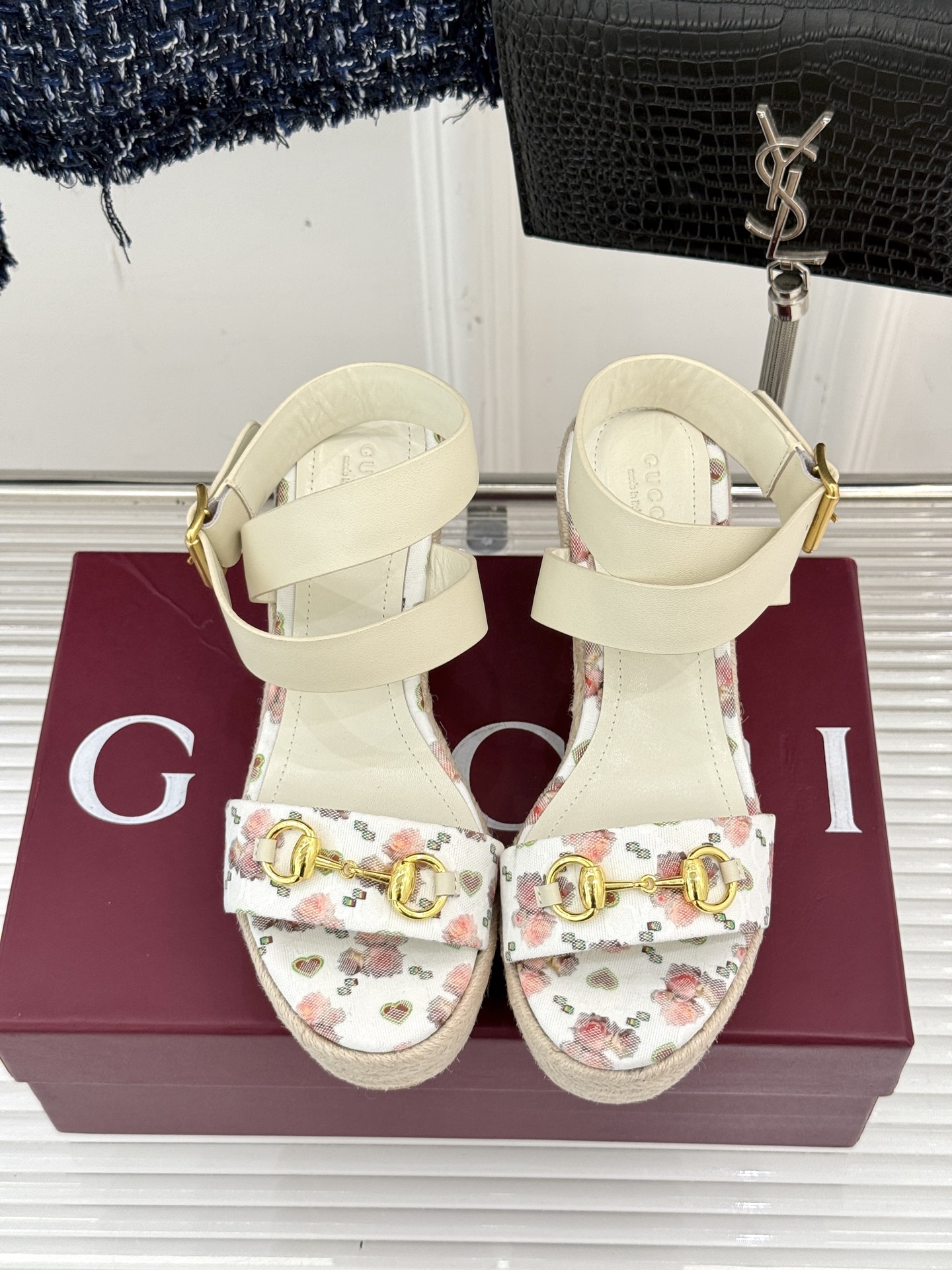 Gucci/古驰经典马衔扣坡跟凉鞋当G家标志性马衔扣 邂逅时髦坡跟一场华丽与舒适兼得的时尚盛宴就此开启。