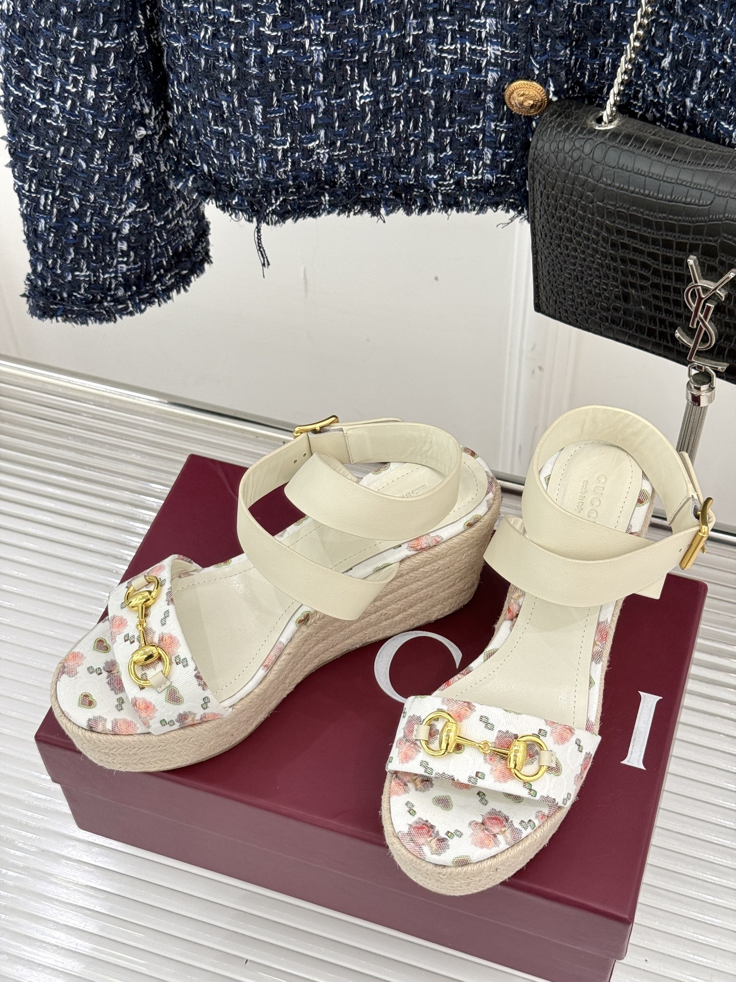Gucci/古驰经典马衔扣坡跟凉鞋当G家标志性马衔扣 邂逅时髦坡跟一场华丽与舒适兼得的时尚盛宴就此开启。