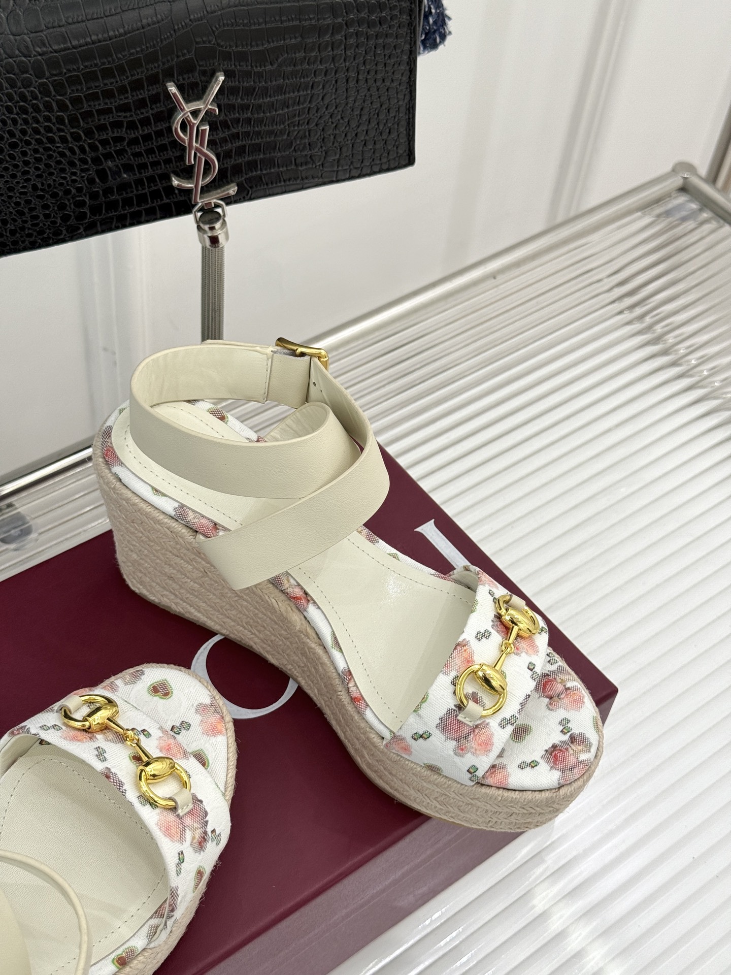 Gucci/古驰经典马衔扣坡跟凉鞋当G家标志性马衔扣 邂逅时髦坡跟一场华丽与舒适兼得的时尚盛宴就此开启。