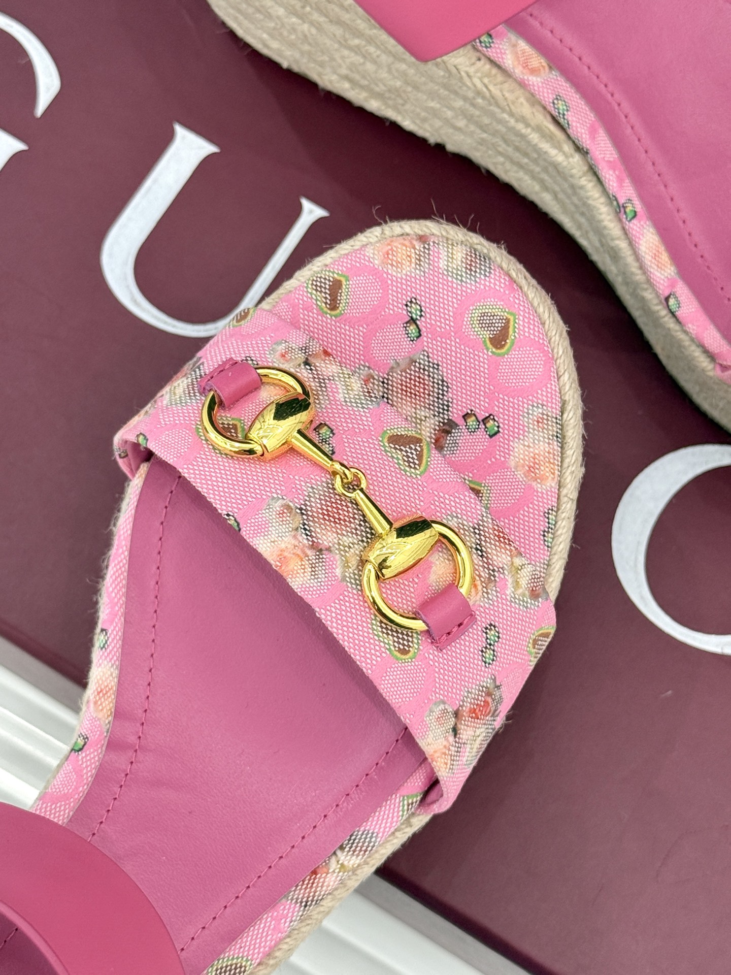 Gucci/古驰经典马衔扣坡跟凉鞋当G家标志性马衔扣 邂逅时髦坡跟一场华丽与舒适兼得的时尚盛宴就此开启。