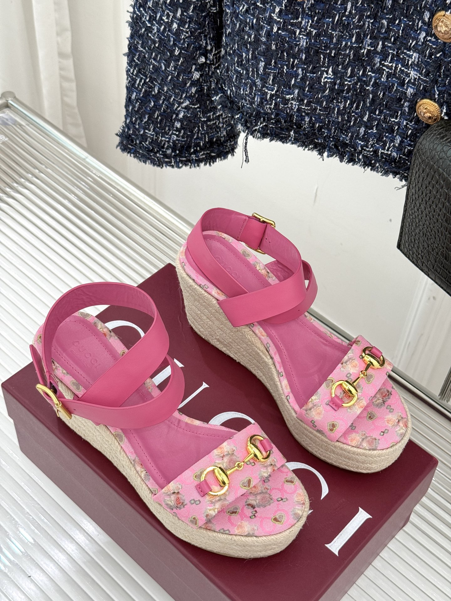 Gucci/古驰经典马衔扣坡跟凉鞋当G家标志性马衔扣 邂逅时髦坡跟一场华丽与舒适兼得的时尚盛宴就此开启。