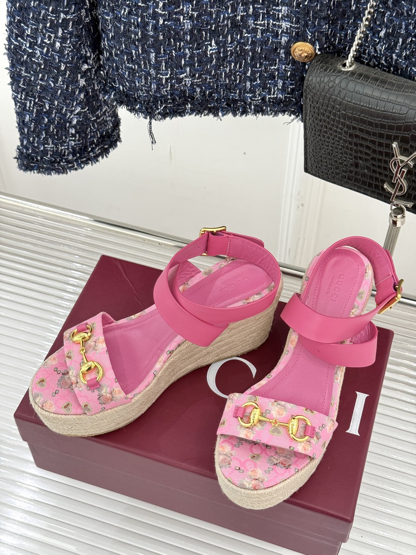 Gucci/古驰经典马衔扣坡跟凉鞋当G家标志性马衔扣 邂逅时髦坡跟一场华丽与舒适兼得的时尚盛宴就此开启。