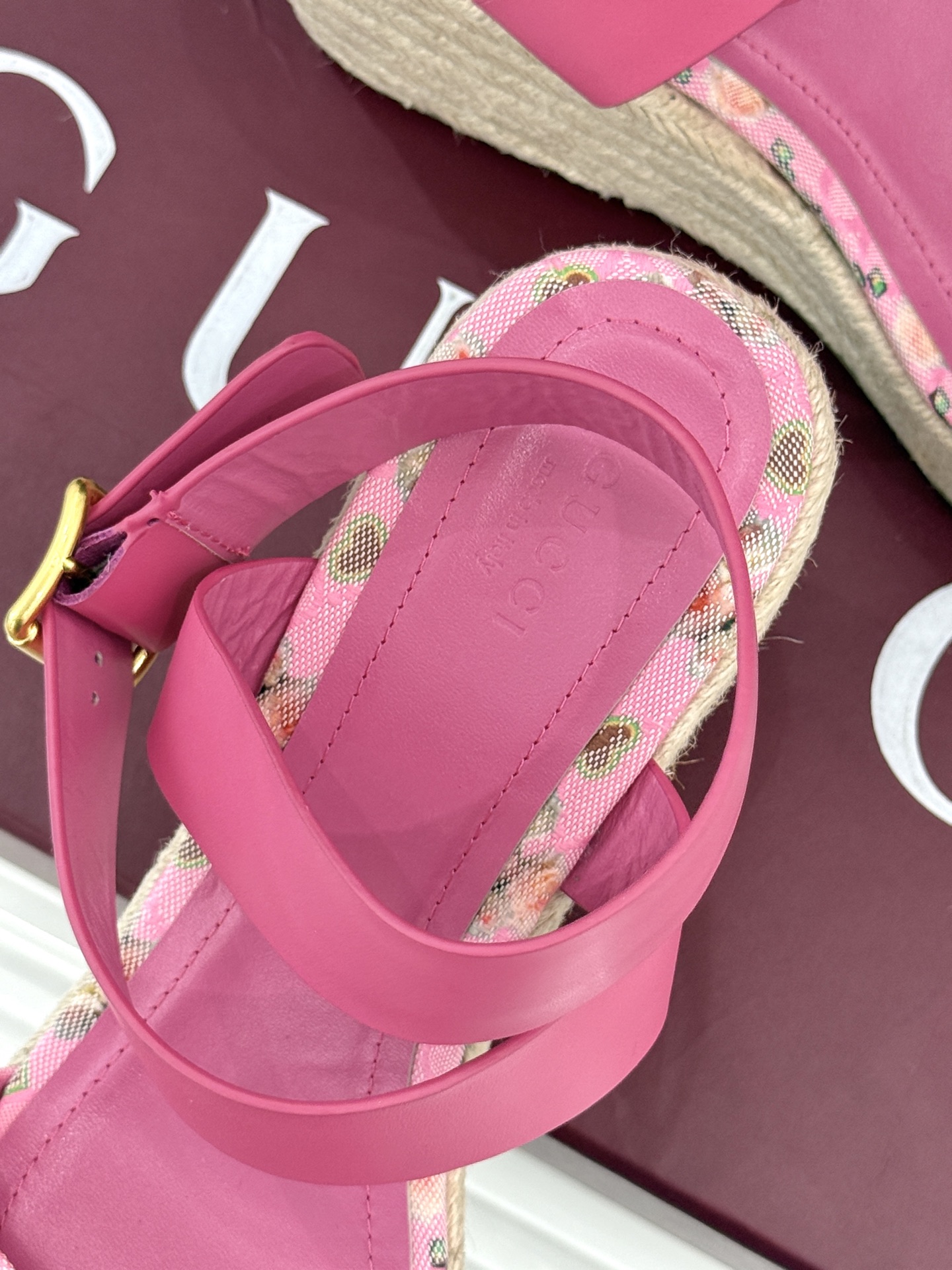 Gucci/古驰经典马衔扣坡跟凉鞋当G家标志性马衔扣 邂逅时髦坡跟一场华丽与舒适兼得的时尚盛宴就此开启。