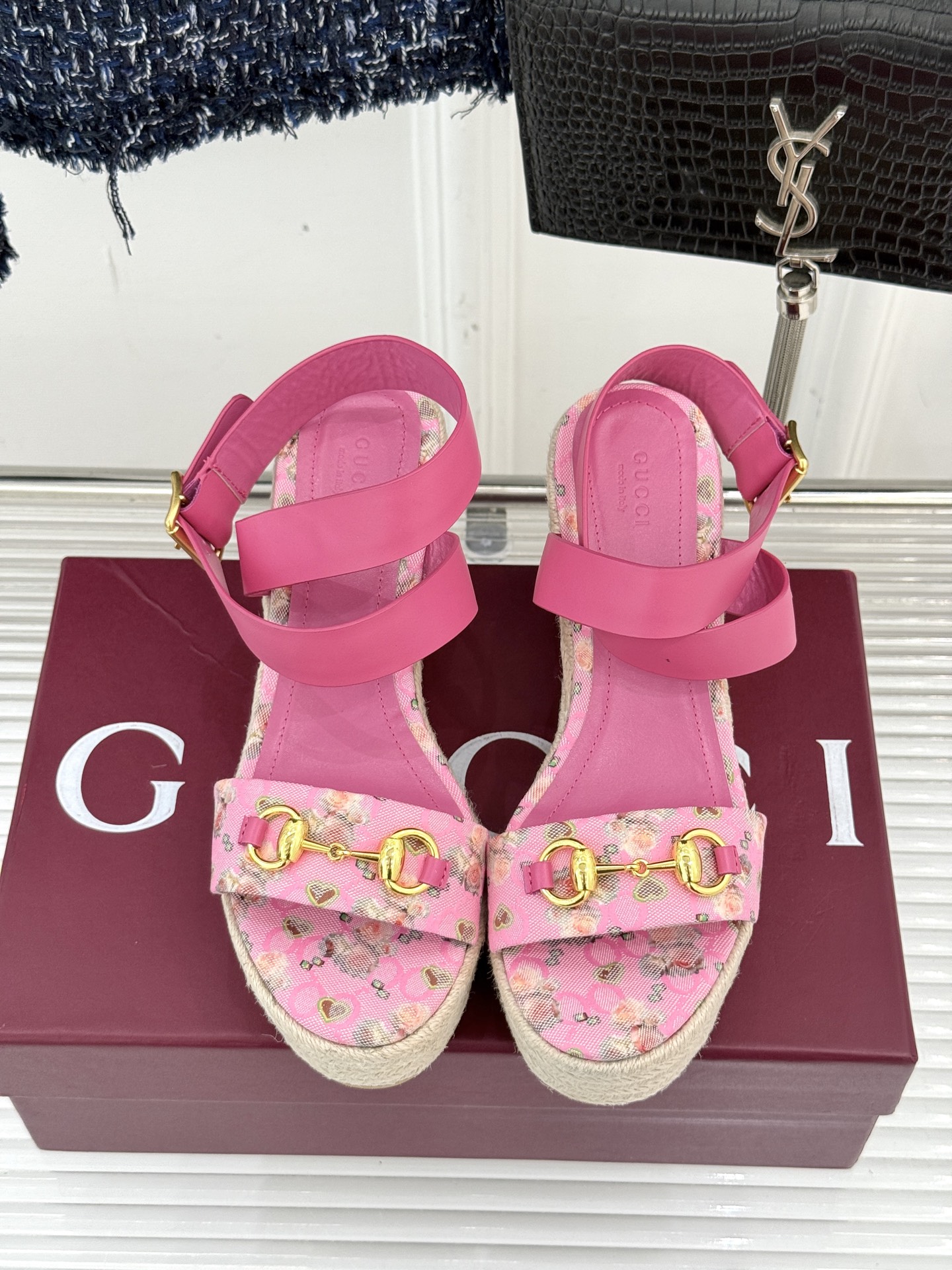 Gucci/古驰经典马衔扣坡跟凉鞋当G家标志性马衔扣 邂逅时髦坡跟一场华丽与舒适兼得的时尚盛宴就此开启。