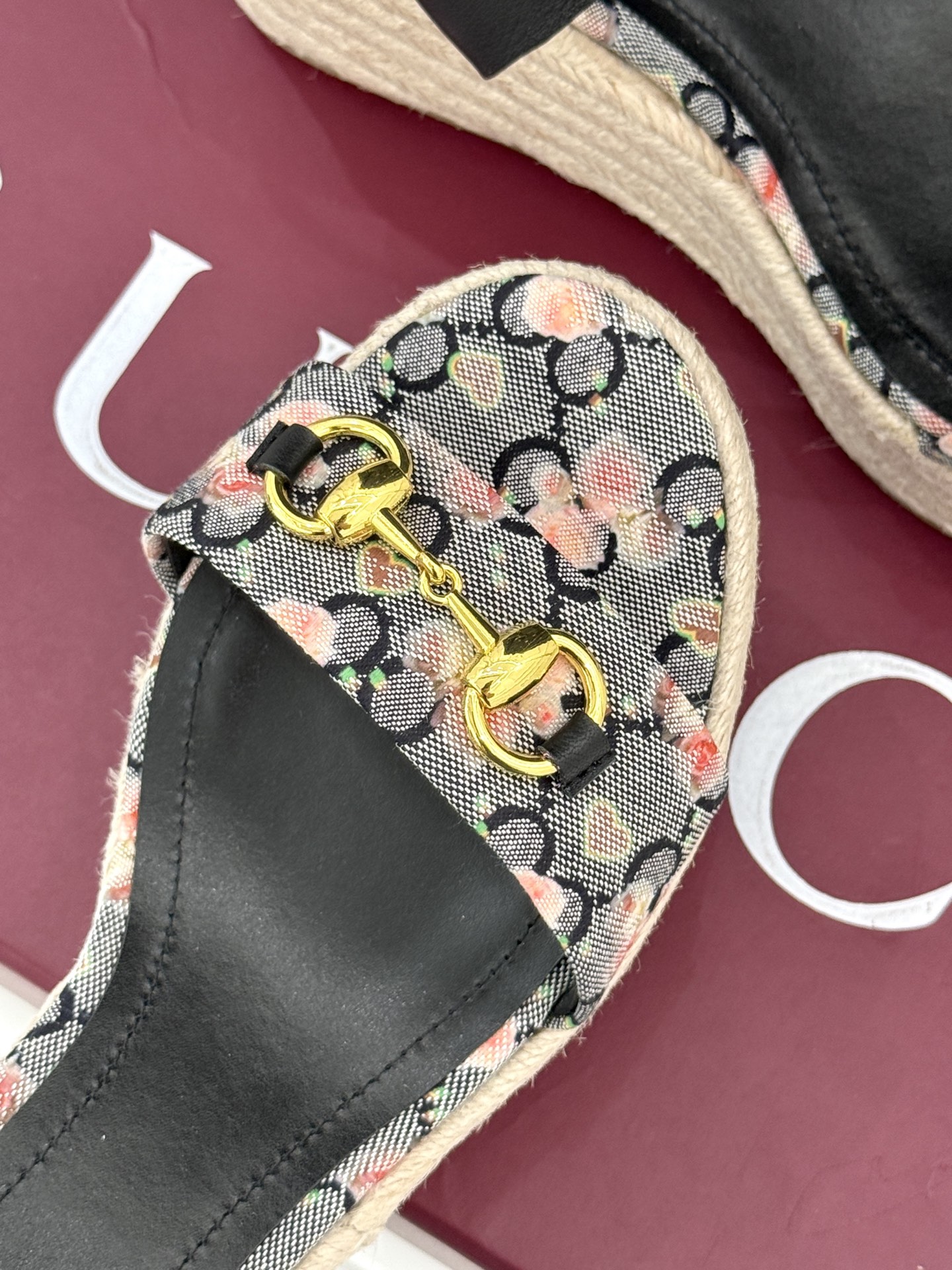 Gucci/古驰经典马衔扣坡跟凉鞋当G家标志性马衔扣 邂逅时髦坡跟一场华丽与舒适兼得的时尚盛宴就此开启。