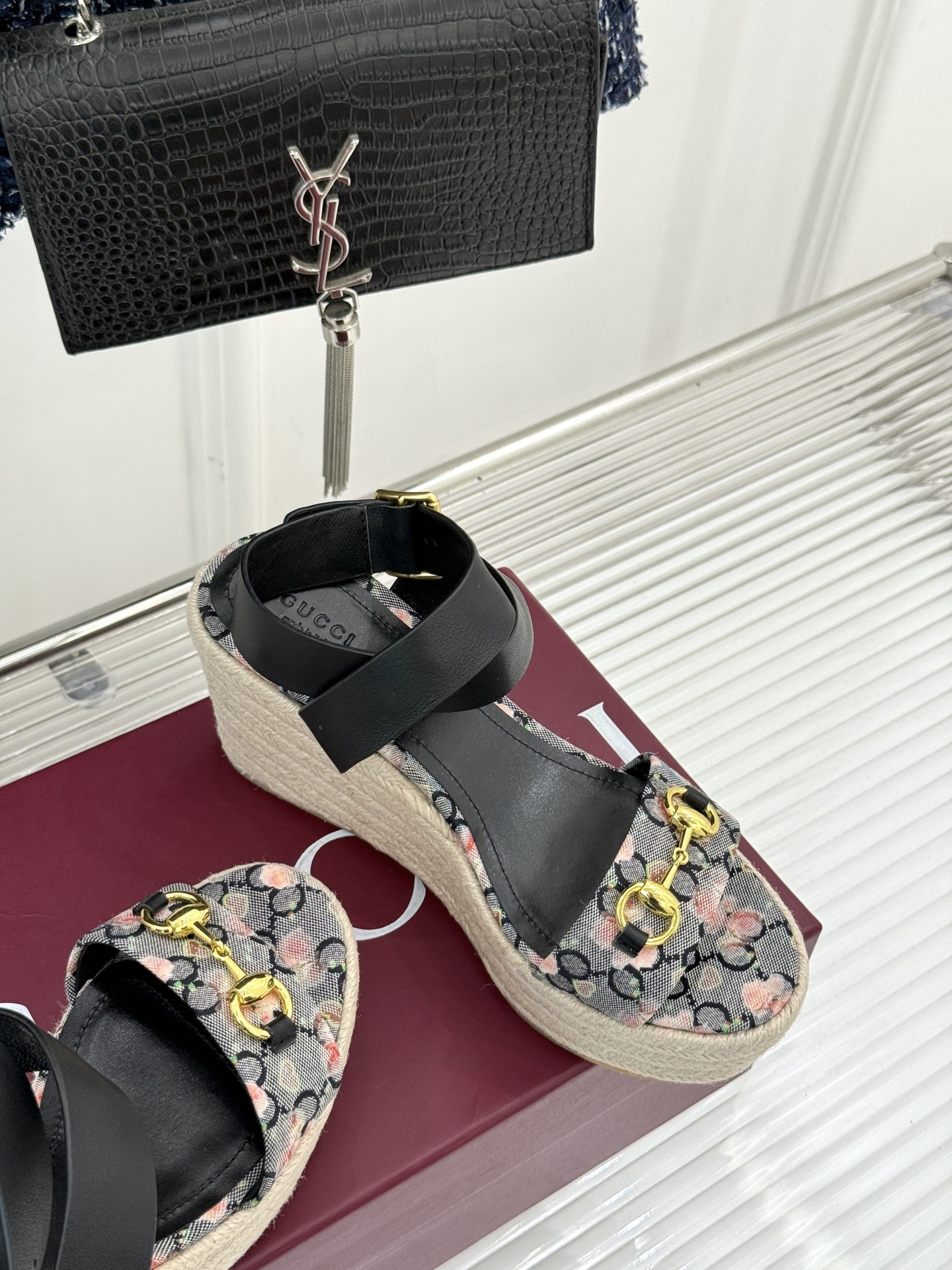 Gucci/古驰经典马衔扣坡跟凉鞋当G家标志性马衔扣 邂逅时髦坡跟一场华丽与舒适兼得的时尚盛宴就此开启。
