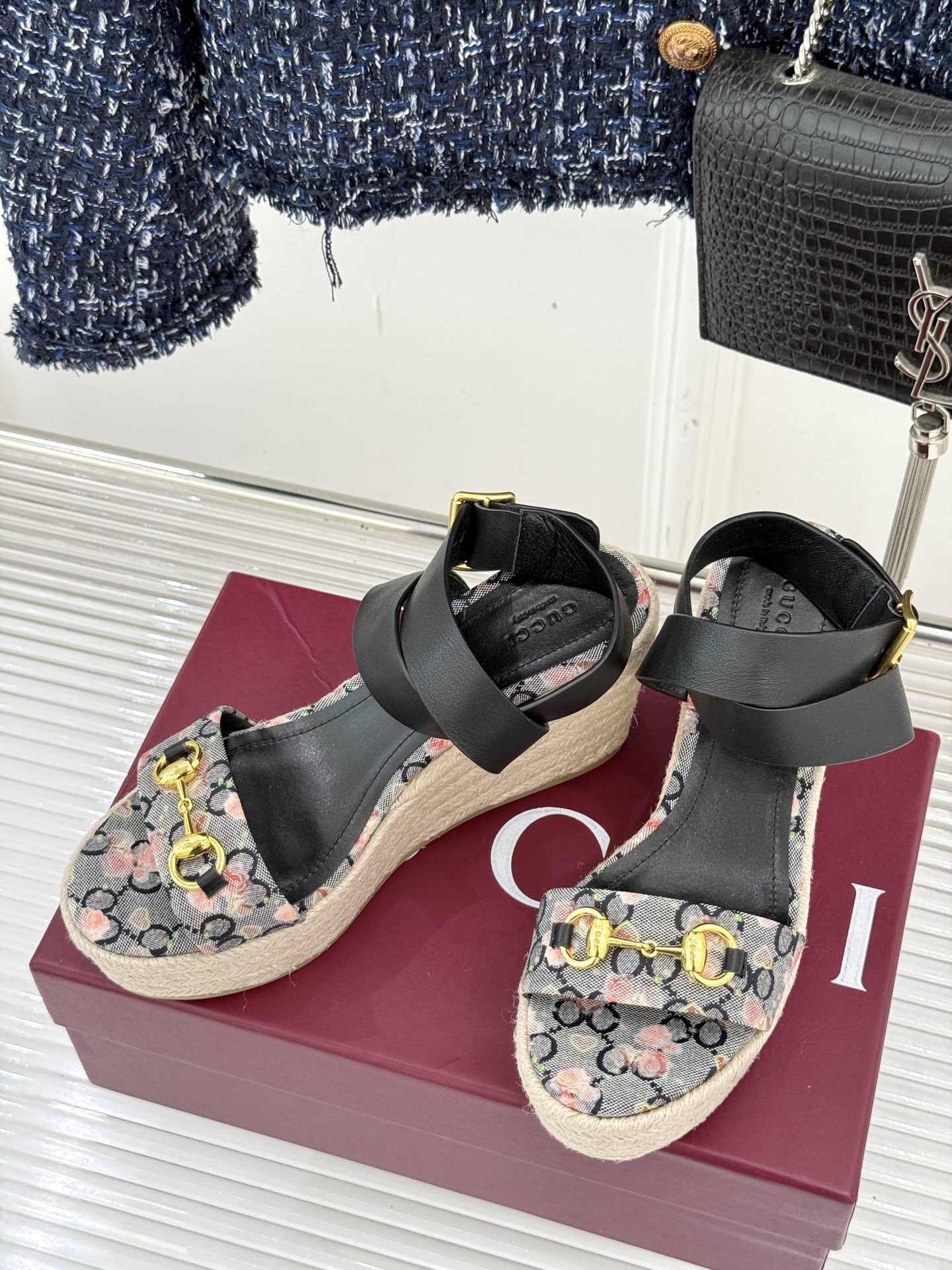 Gucci/古驰经典马衔扣坡跟凉鞋当G家标志性马衔扣 邂逅时髦坡跟一场华丽与舒适兼得的时尚盛宴就此开启。