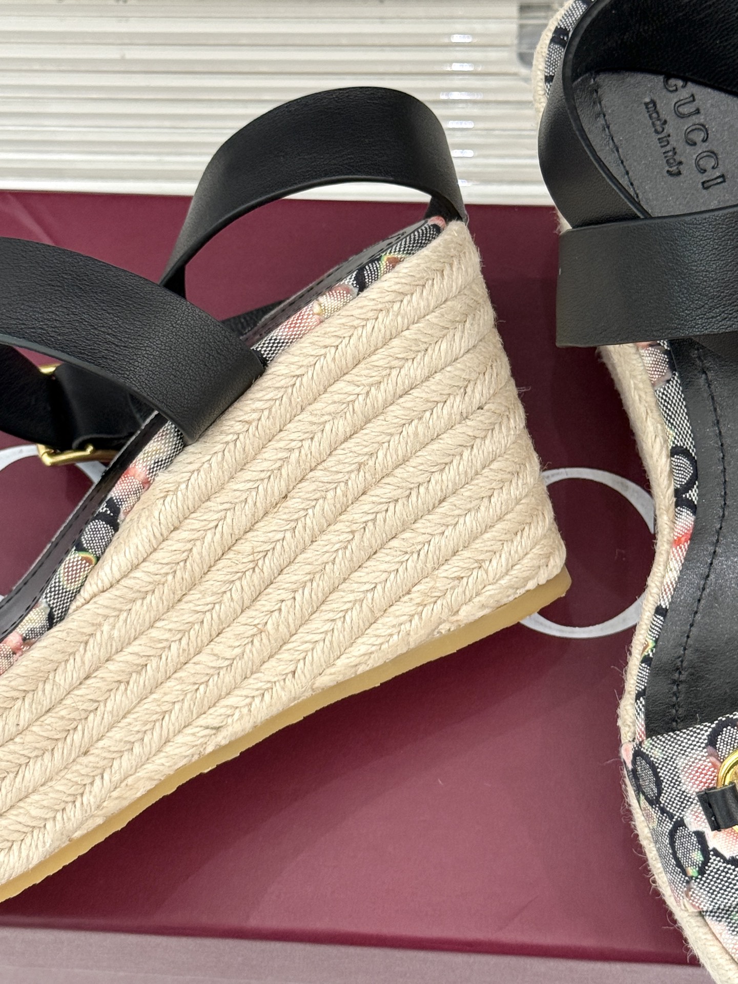 Gucci/古驰经典马衔扣坡跟凉鞋当G家标志性马衔扣 邂逅时髦坡跟一场华丽与舒适兼得的时尚盛宴就此开启。