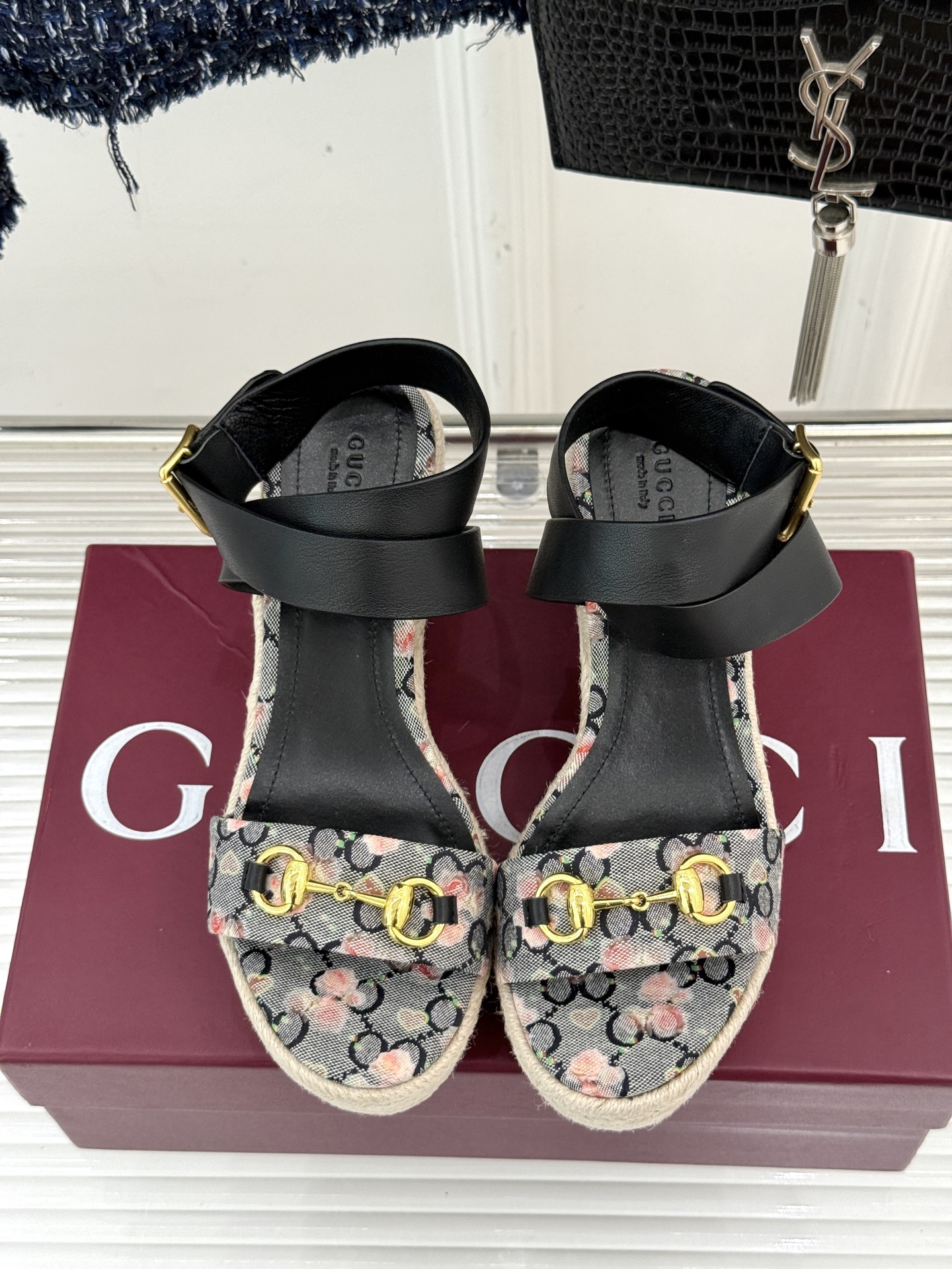 Gucci/古驰经典马衔扣坡跟凉鞋当G家标志性马衔扣 邂逅时髦坡跟一场华丽与舒适兼得的时尚盛宴就此开启。