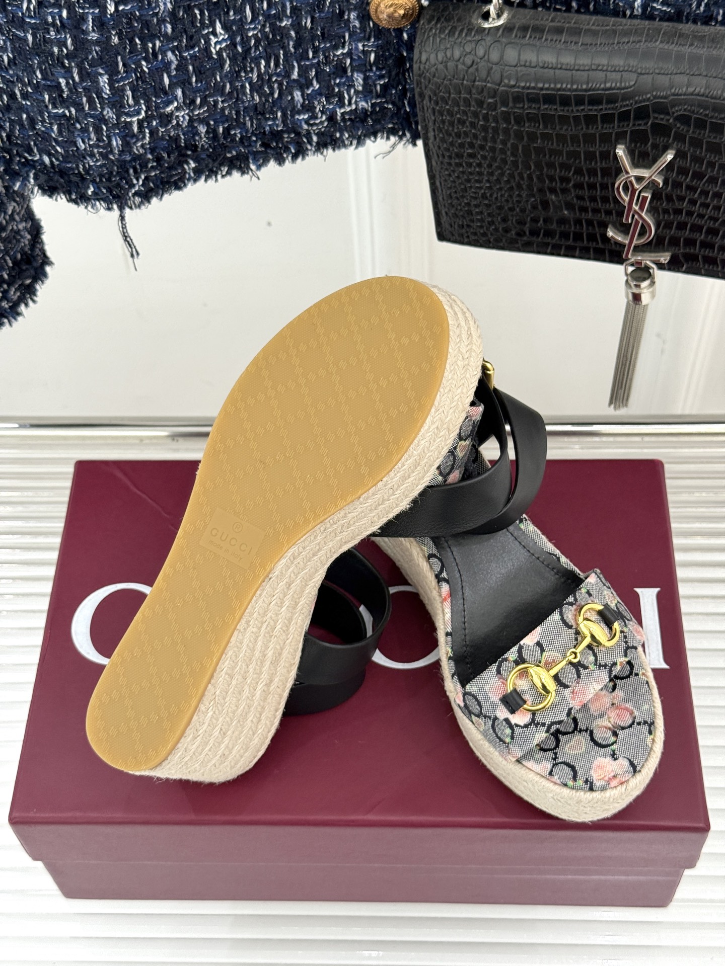 Gucci/古驰经典马衔扣坡跟凉鞋当G家标志性马衔扣 邂逅时髦坡跟一场华丽与舒适兼得的时尚盛宴就此开启。