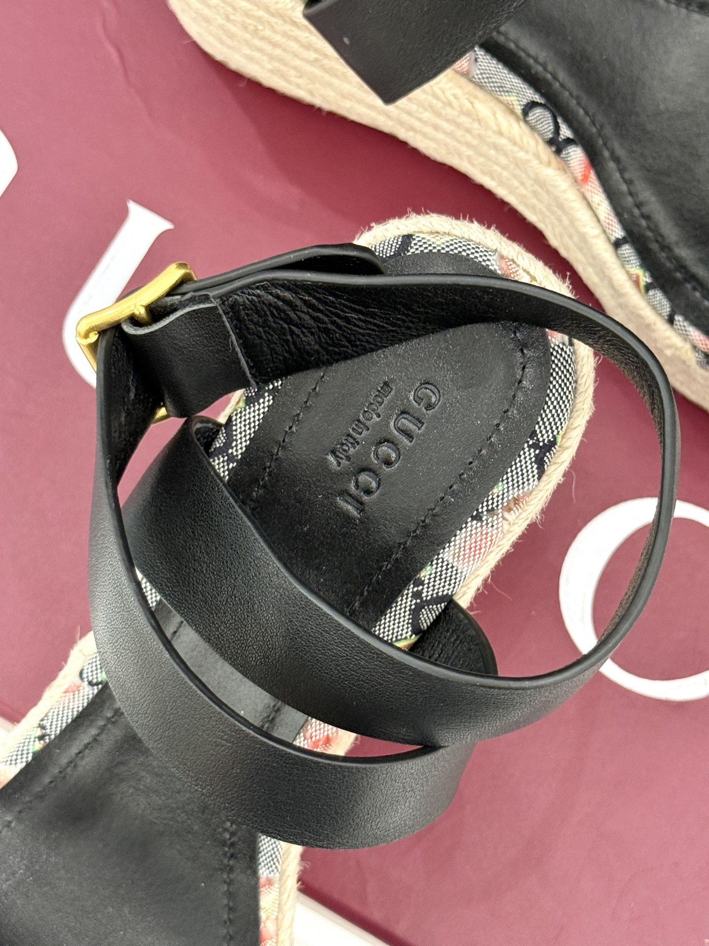 Gucci/古驰经典马衔扣坡跟凉鞋当G家标志性马衔扣 邂逅时髦坡跟一场华丽与舒适兼得的时尚盛宴就此开启。