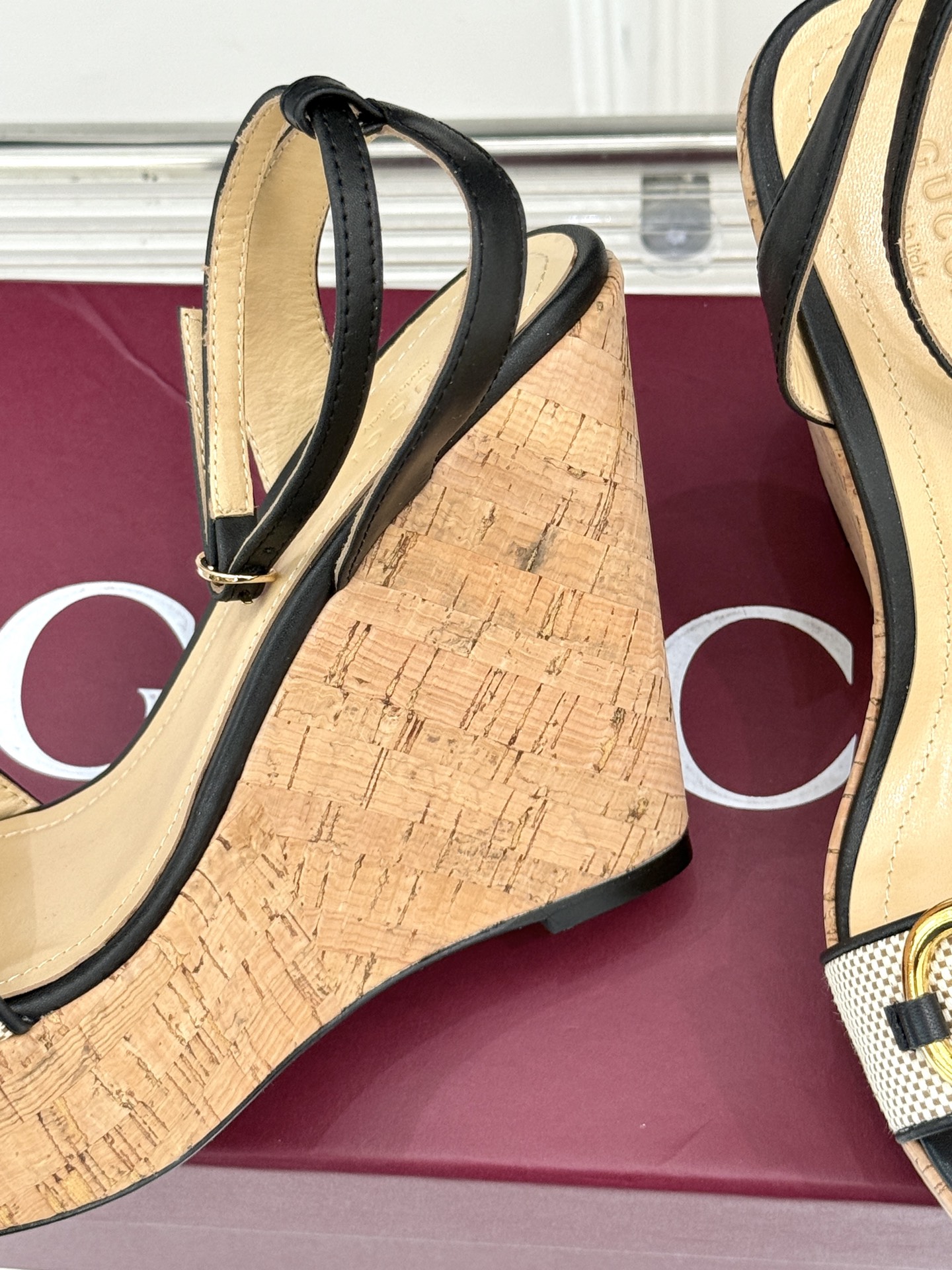 Gucci/古驰经典马衔扣坡跟凉鞋当G家标志性马衔扣 邂逅时髦坡跟一场华丽与舒适兼得的时尚盛宴就此开启。