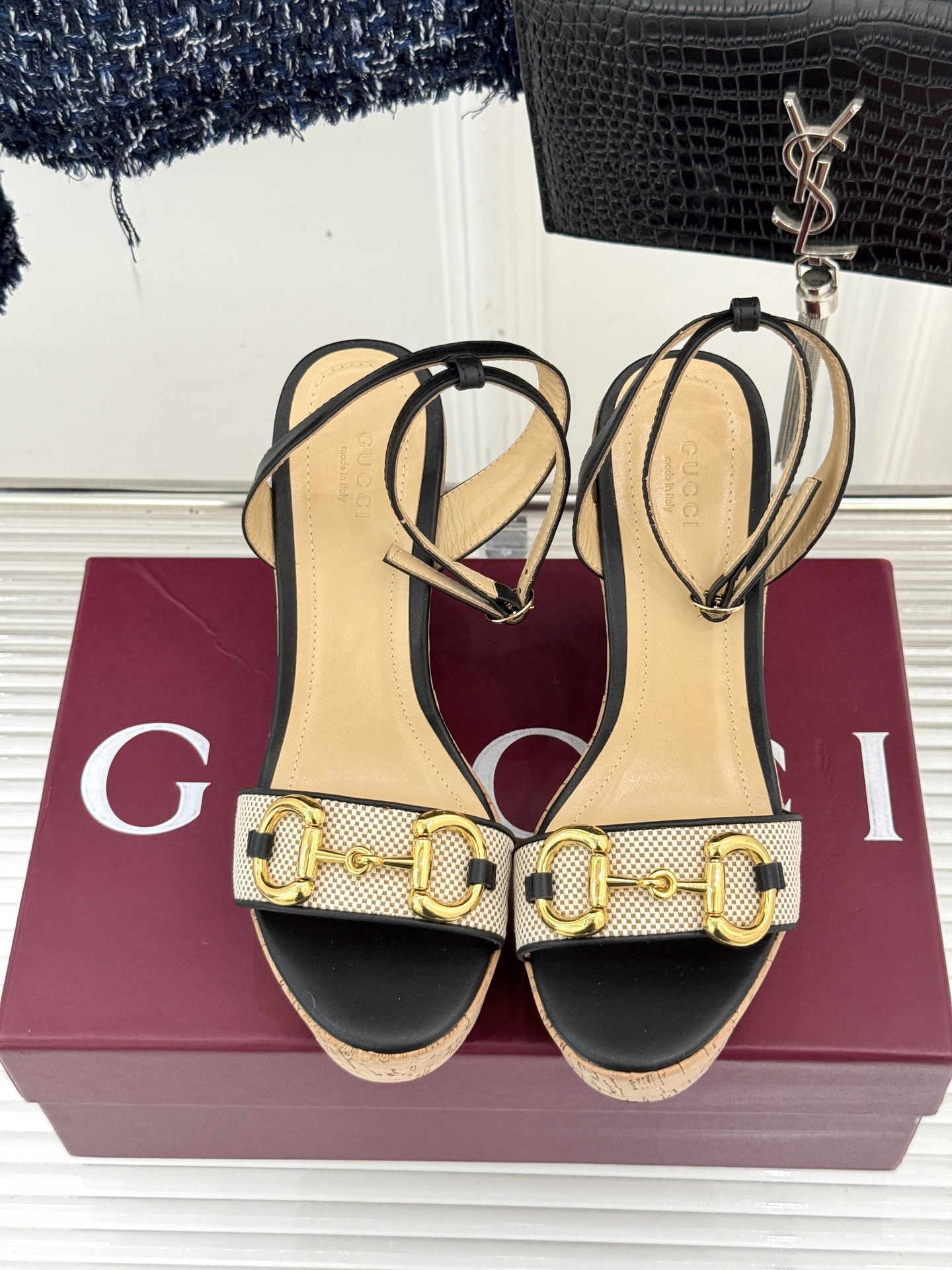 Gucci/古驰经典马衔扣坡跟凉鞋当G家标志性马衔扣 邂逅时髦坡跟一场华丽与舒适兼得的时尚盛宴就此开启。