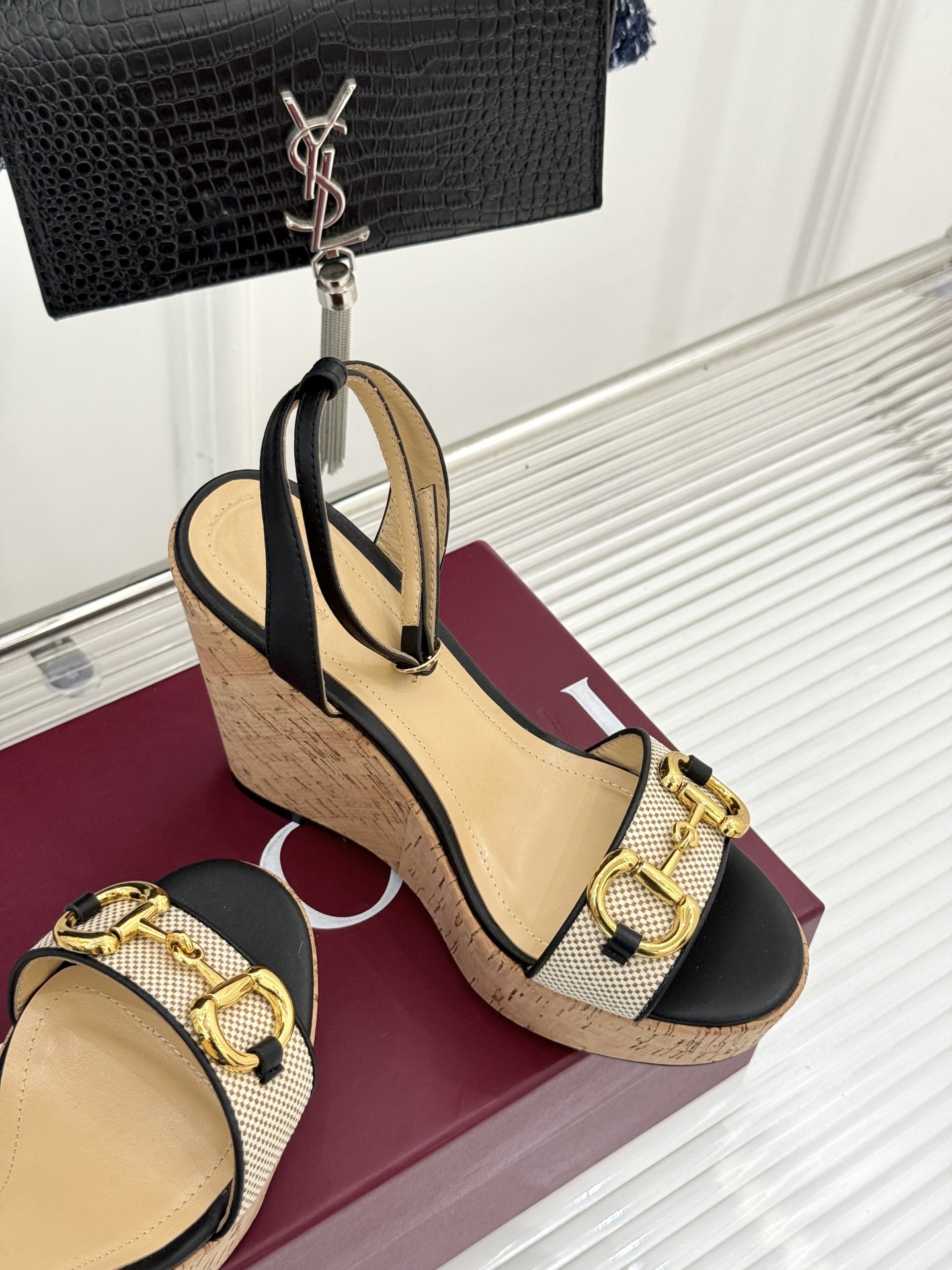 Gucci/古驰经典马衔扣坡跟凉鞋当G家标志性马衔扣 邂逅时髦坡跟一场华丽与舒适兼得的时尚盛宴就此开启。