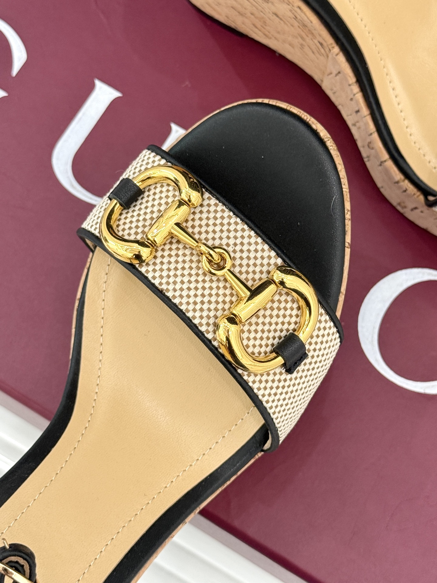 Gucci/古驰经典马衔扣坡跟凉鞋当G家标志性马衔扣 邂逅时髦坡跟一场华丽与舒适兼得的时尚盛宴就此开启。