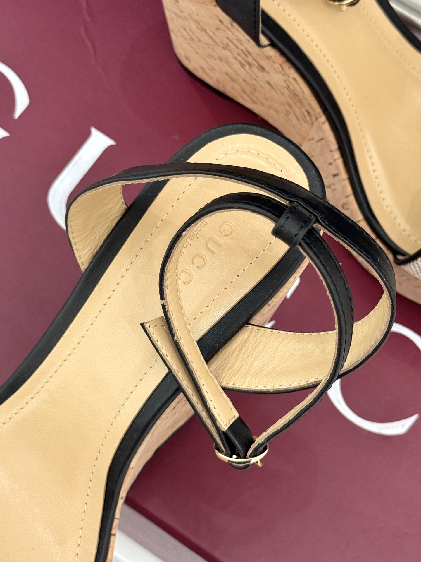 Gucci/古驰经典马衔扣坡跟凉鞋当G家标志性马衔扣 邂逅时髦坡跟一场华丽与舒适兼得的时尚盛宴就此开启。