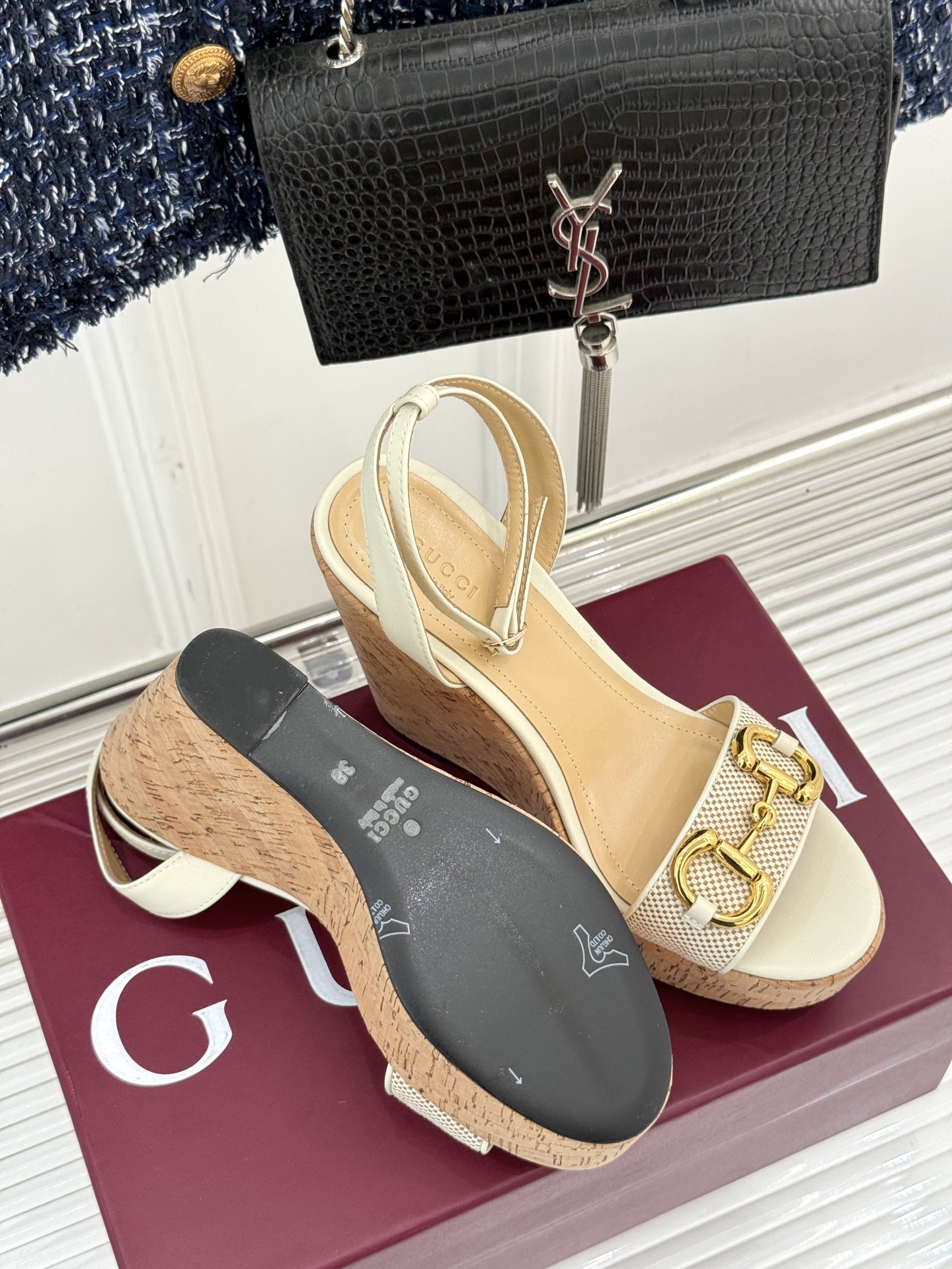 Gucci/古驰经典马衔扣坡跟凉鞋当G家标志性马衔扣 邂逅时髦坡跟一场华丽与舒适兼得的时尚盛宴就此开启。