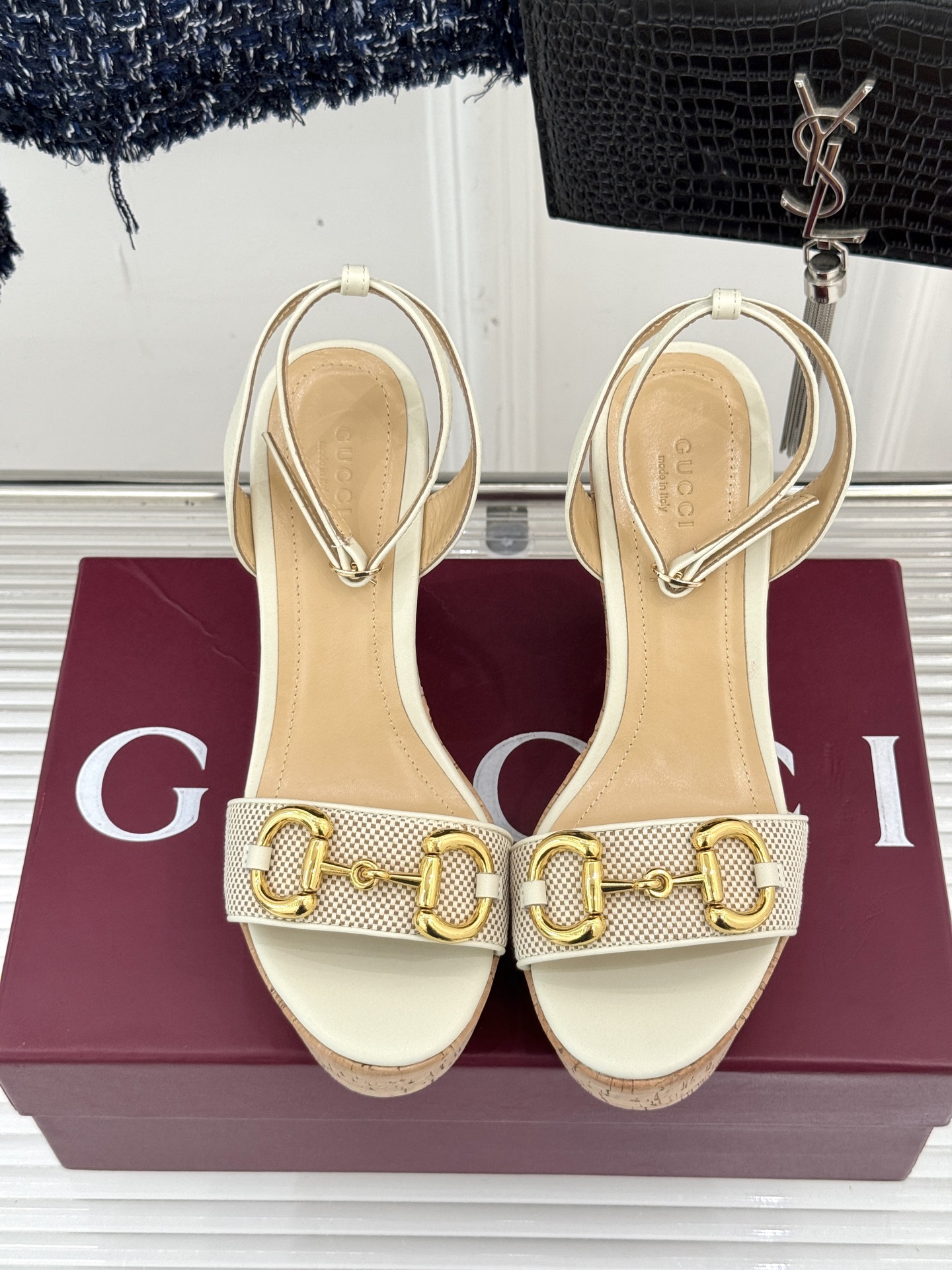 Gucci/古驰经典马衔扣坡跟凉鞋当G家标志性马衔扣 邂逅时髦坡跟一场华丽与舒适兼得的时尚盛宴就此开启。