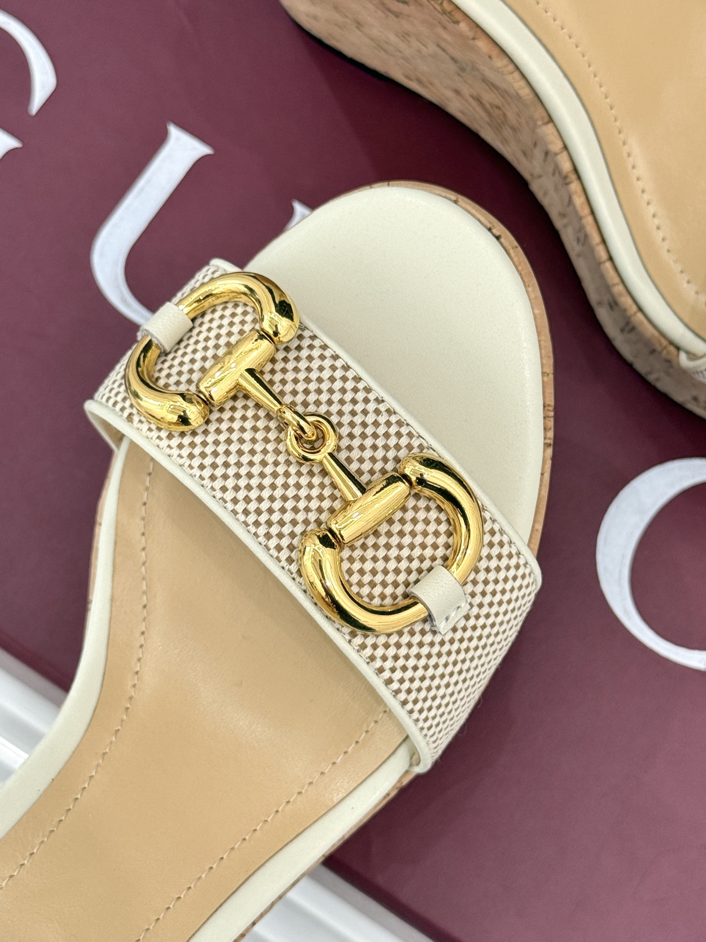 Gucci/古驰经典马衔扣坡跟凉鞋当G家标志性马衔扣 邂逅时髦坡跟一场华丽与舒适兼得的时尚盛宴就此开启。